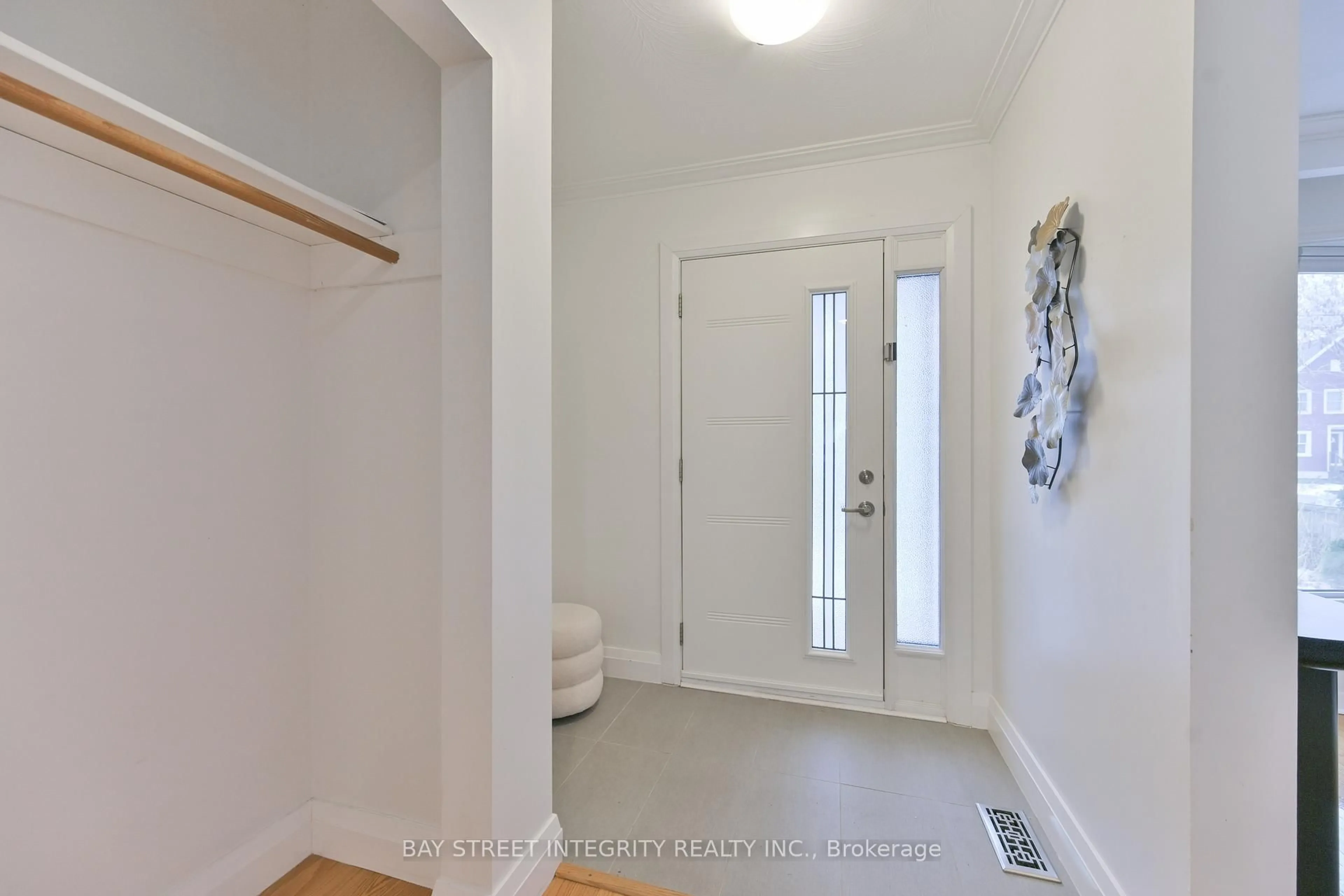 Indoor entryway for 391 Maple Ave, Oakville Ontario L6J 2J1