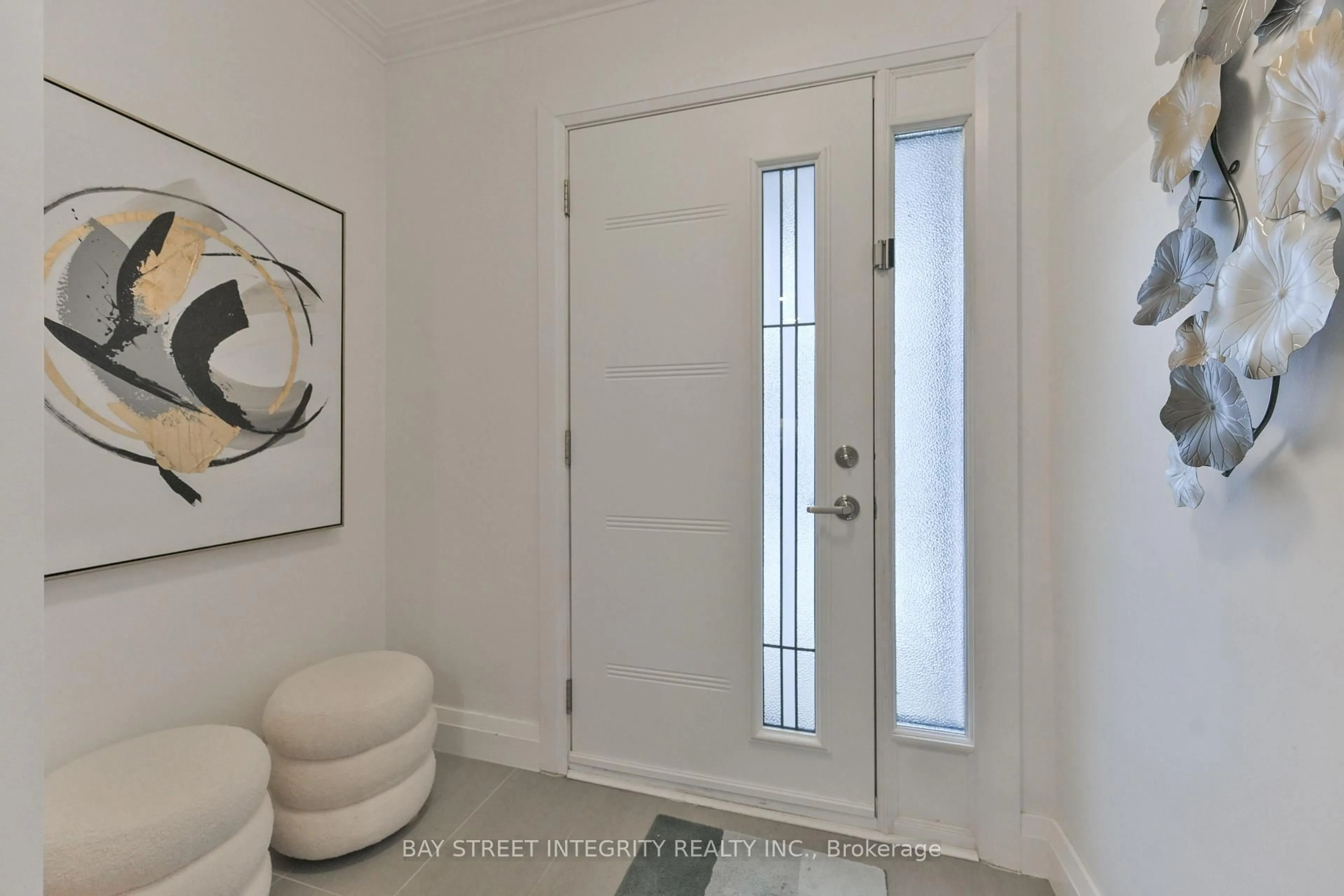 Indoor entryway for 391 Maple Ave, Oakville Ontario L6J 2J1