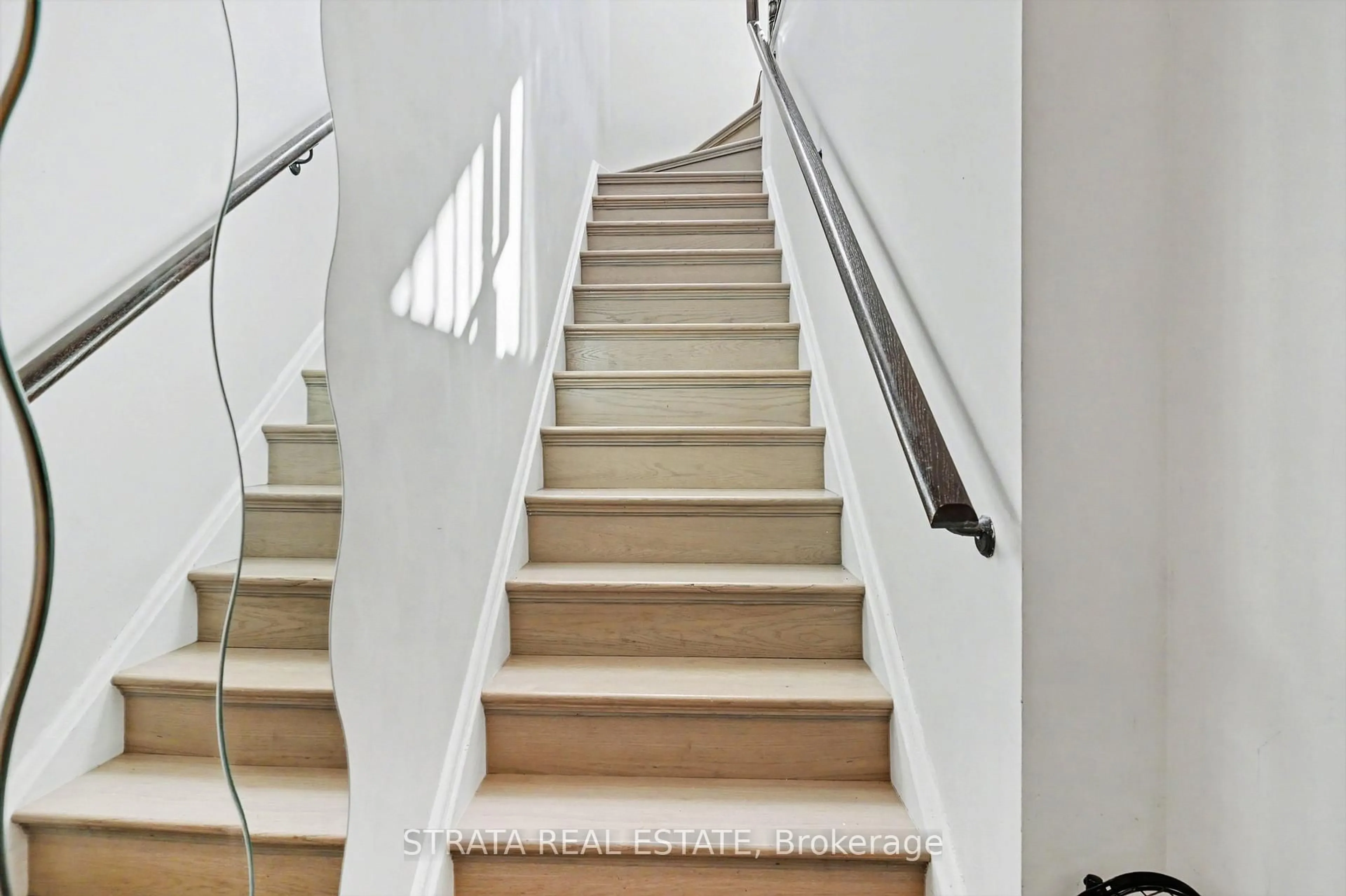 Stairs for 1410 Dupont St #424, Toronto Ontario M6H 2B1