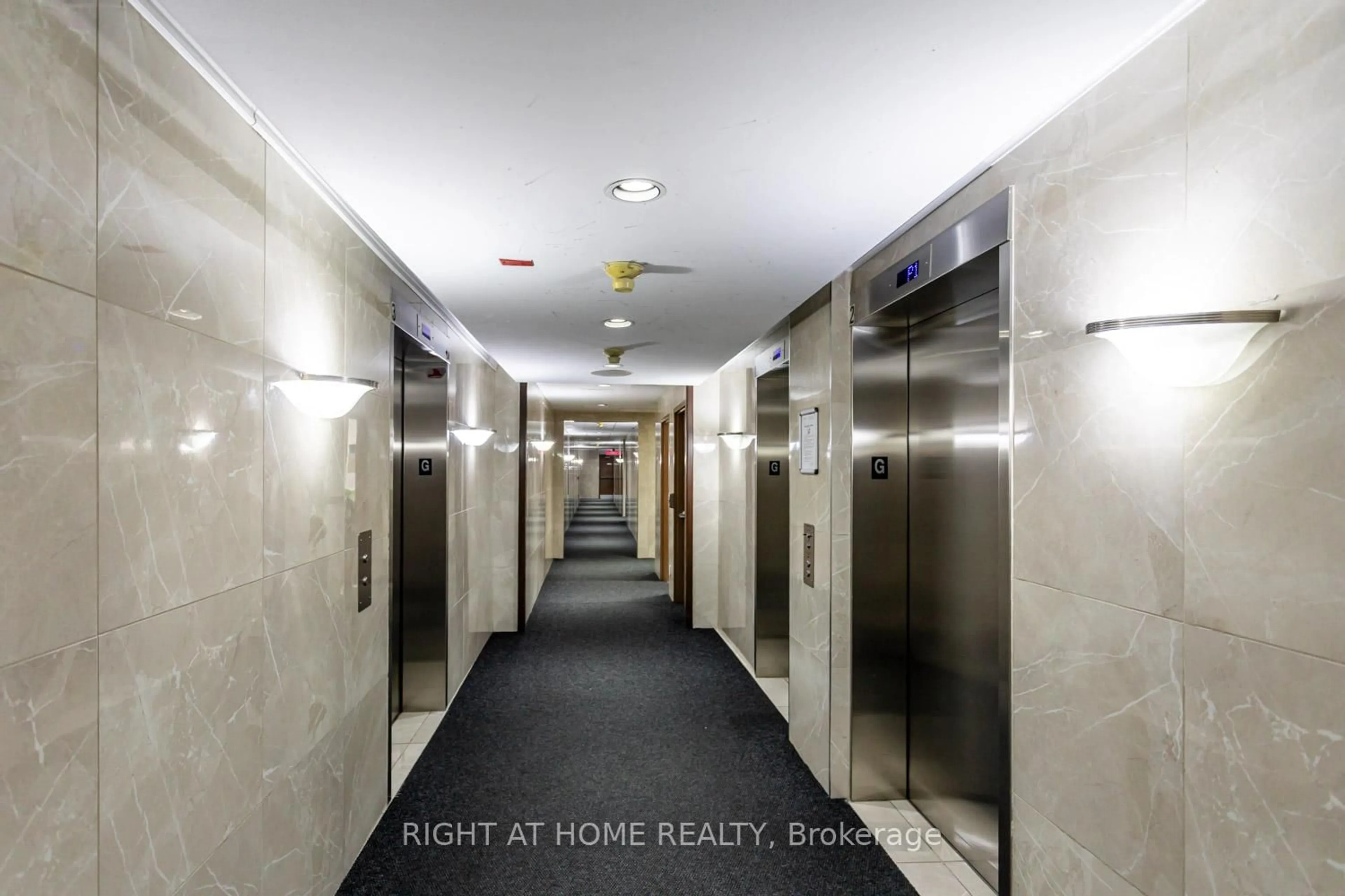 Indoor foyer for 135 Hillcrest Ave #1101, Mississauga Ontario L5B 4B1