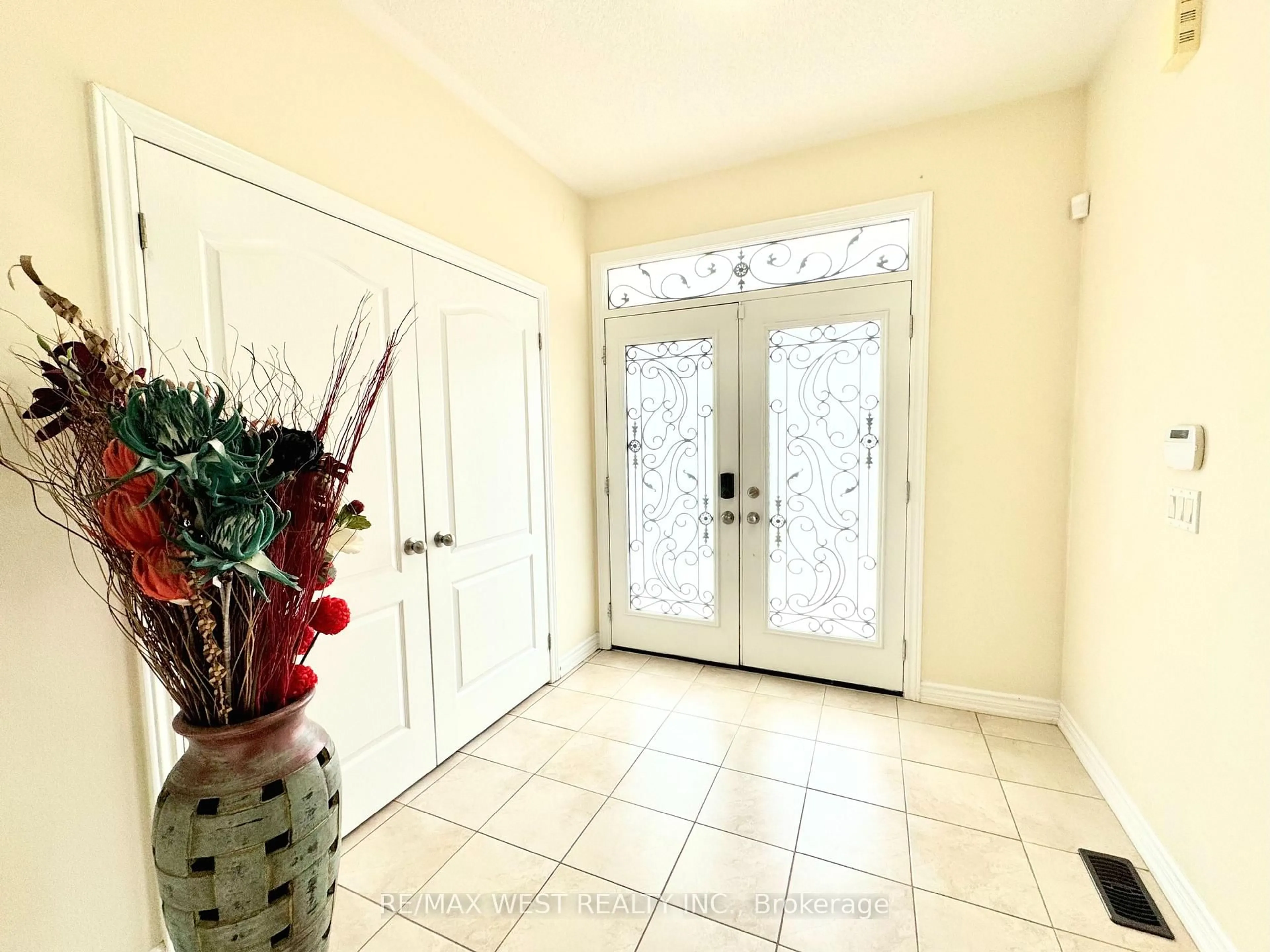 Indoor entryway for 24 Maple Cider St, Caledon Ontario L7C 4B8