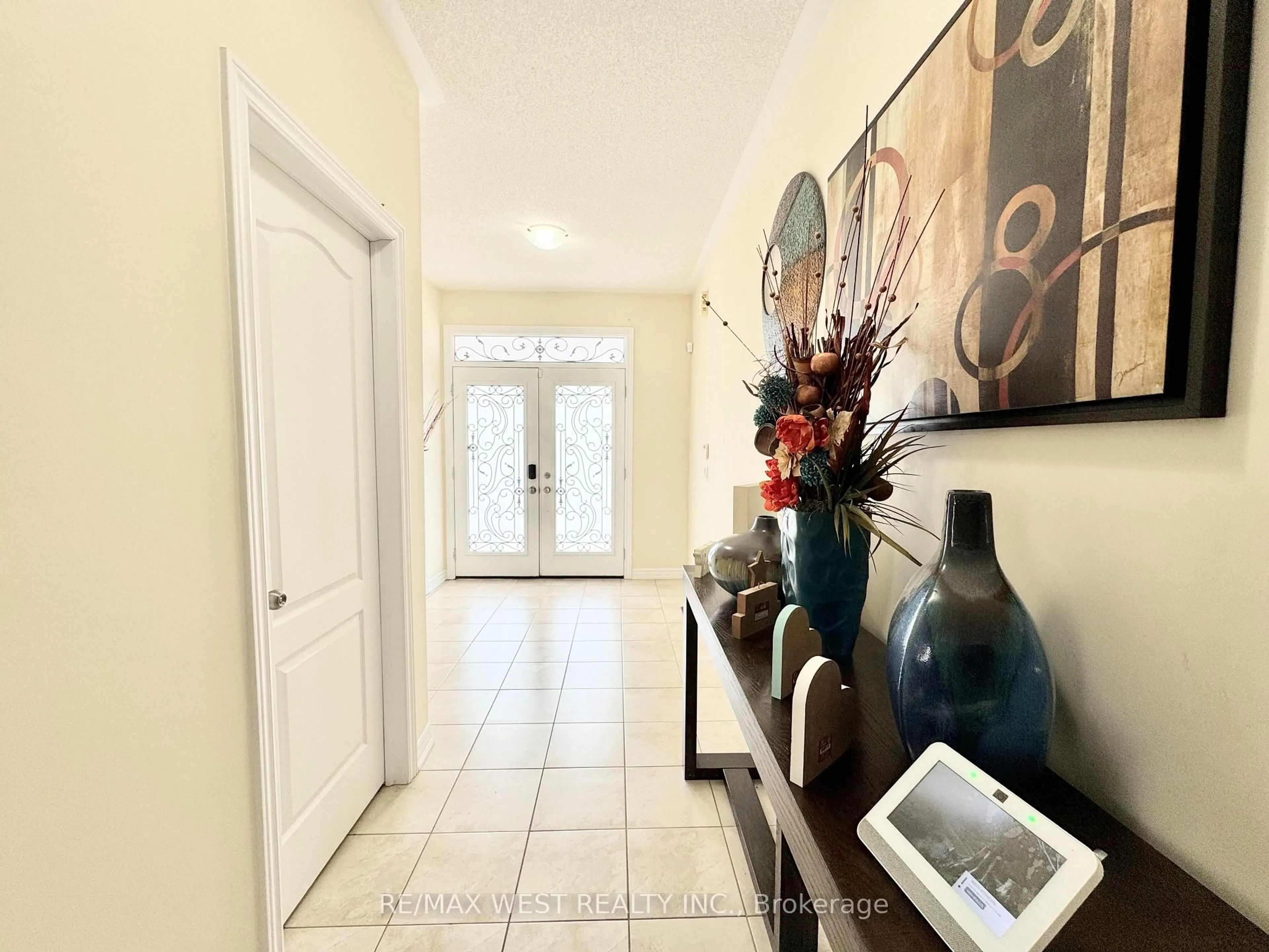 Indoor entryway for 24 Maple Cider St, Caledon Ontario L7C 4B8