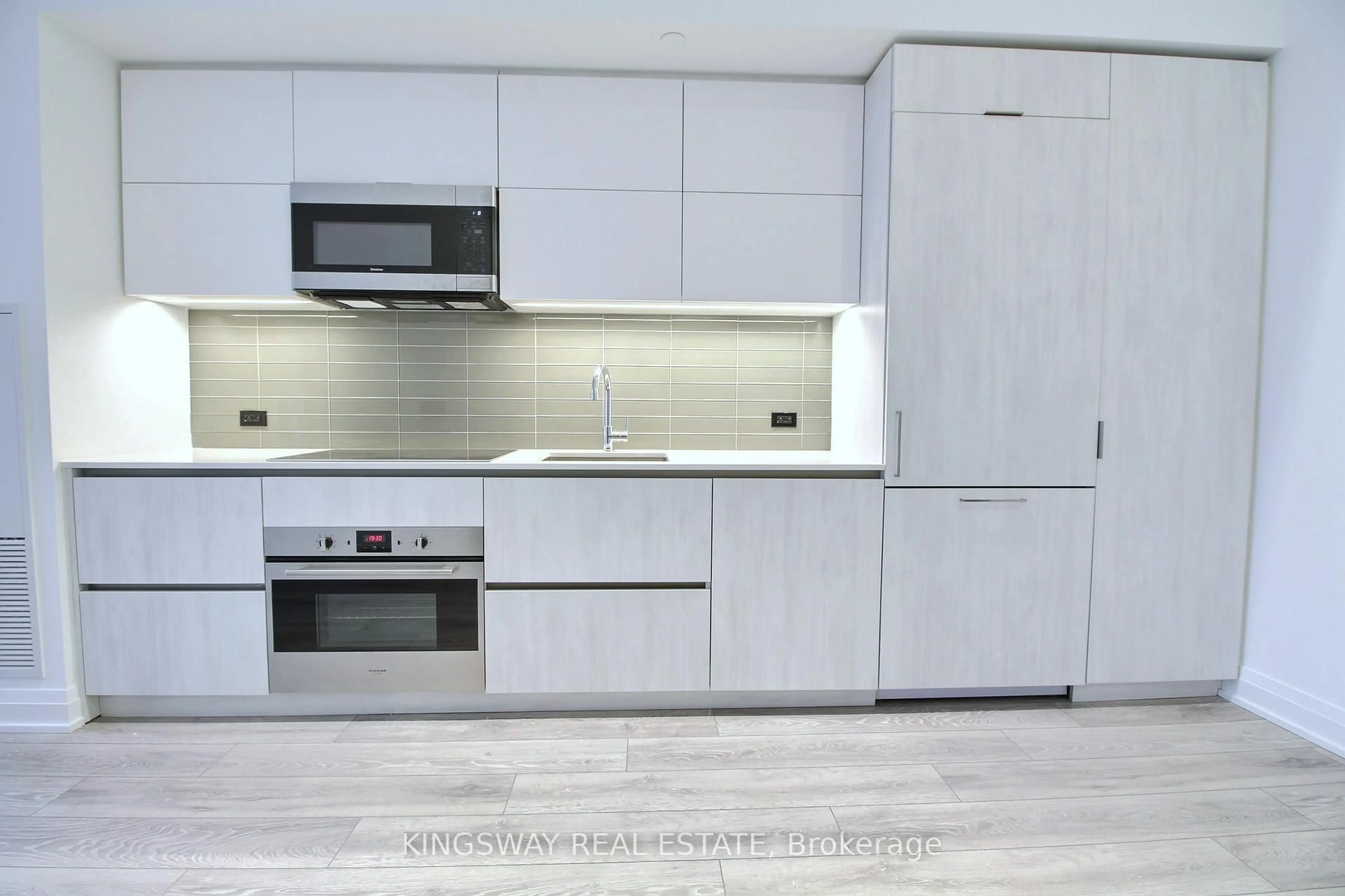 Standard kitchen, unknown for 21 Park St #708, Mississauga Ontario L5G 1L7