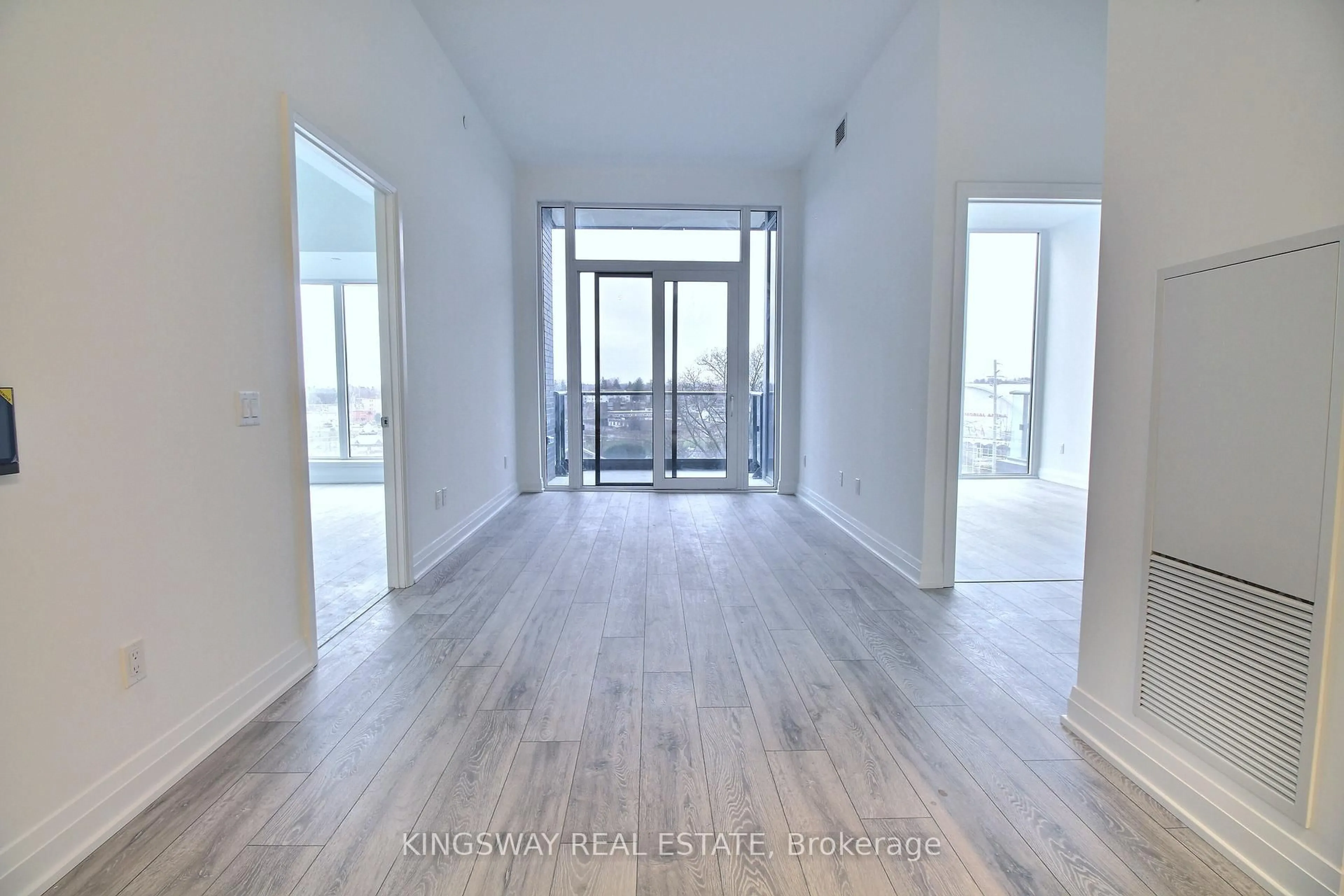 Indoor entryway for 21 Park St #708, Mississauga Ontario L5G 1L7