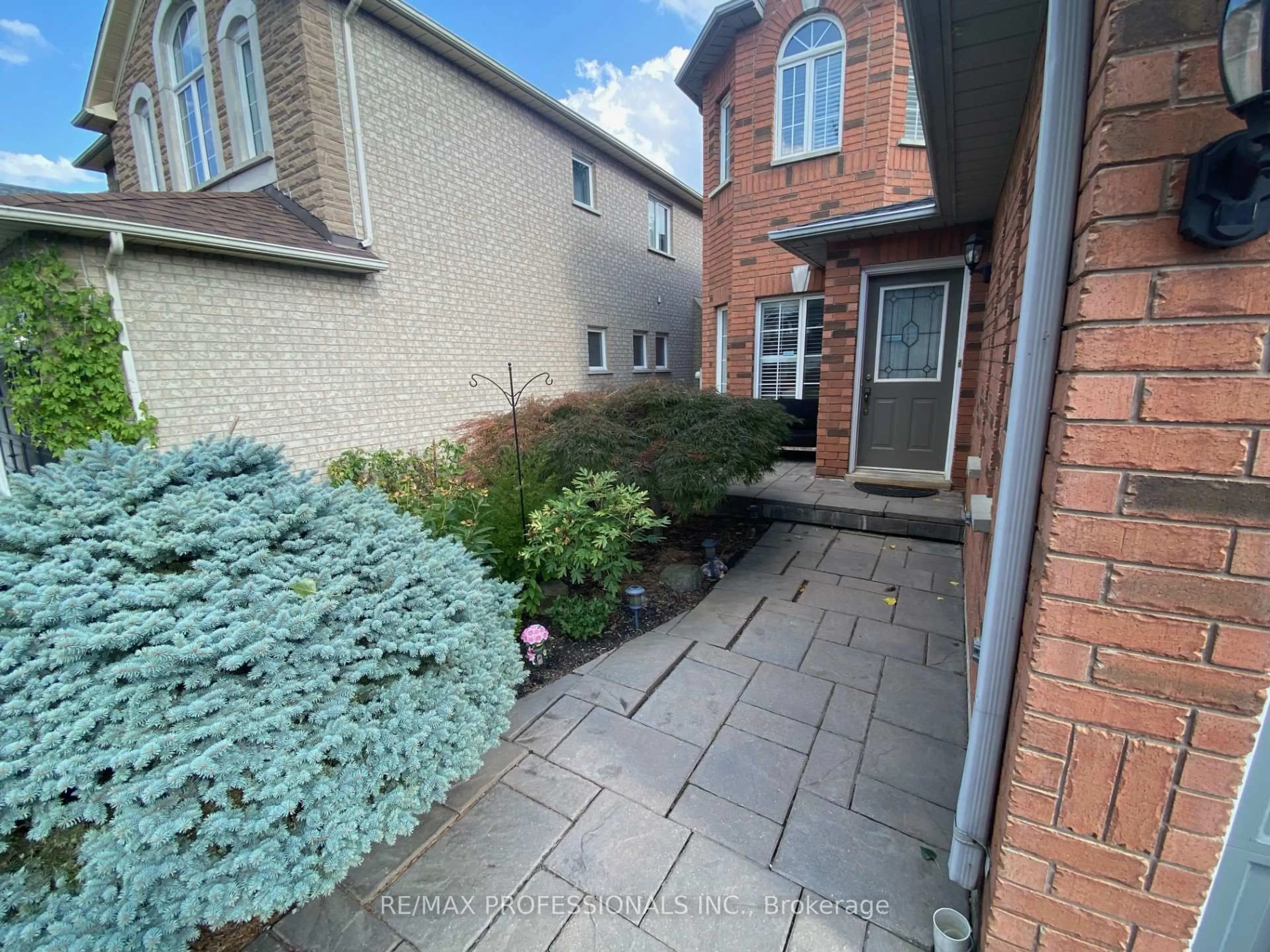A pic from outside/outdoor area/front of a property/back of a property/a pic from drone, street for 7153 Waldorf Way, Mississauga Ontario L5N 7R3