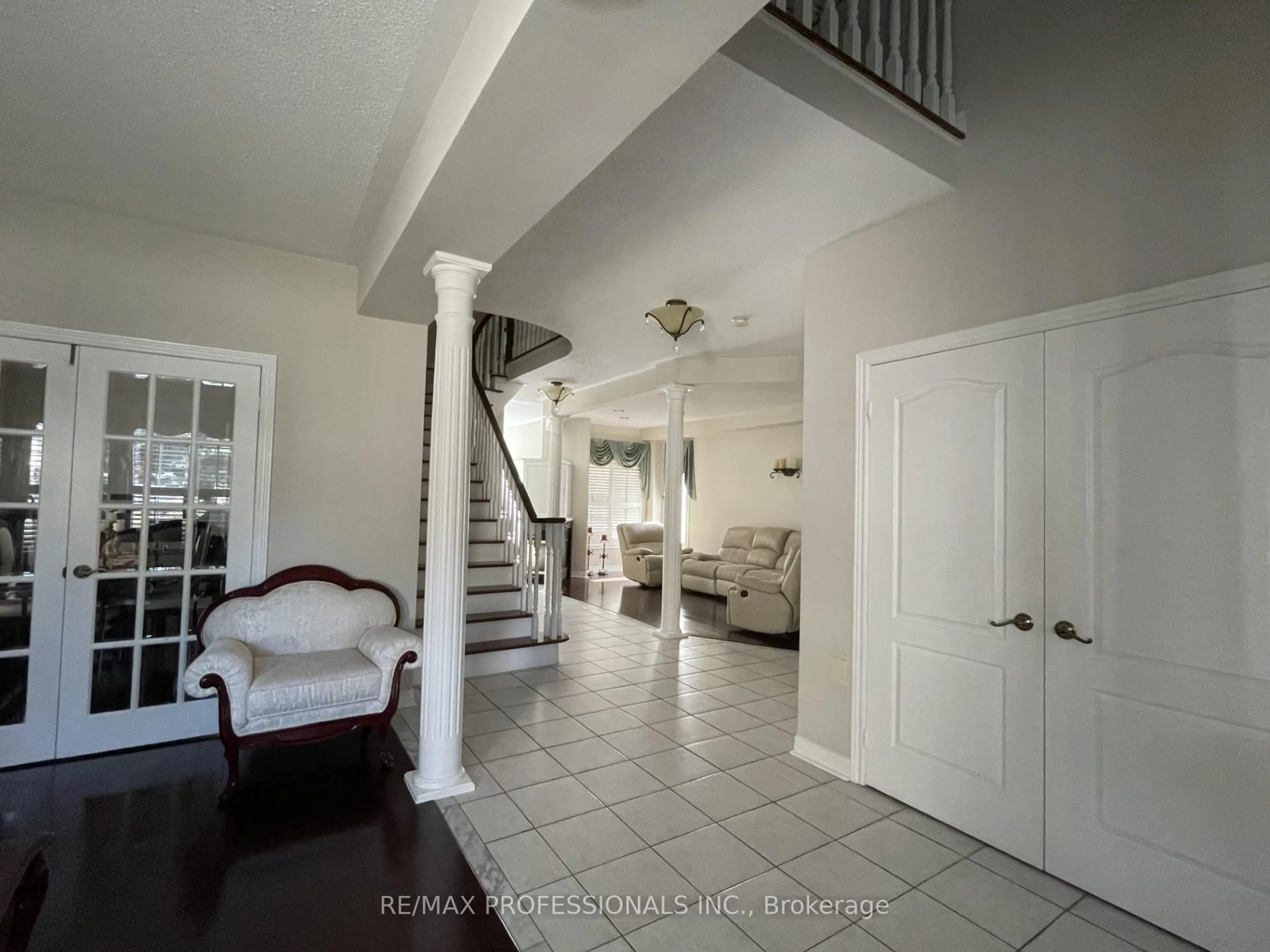 Indoor foyer for 7153 Waldorf Way, Mississauga Ontario L5N 7R3