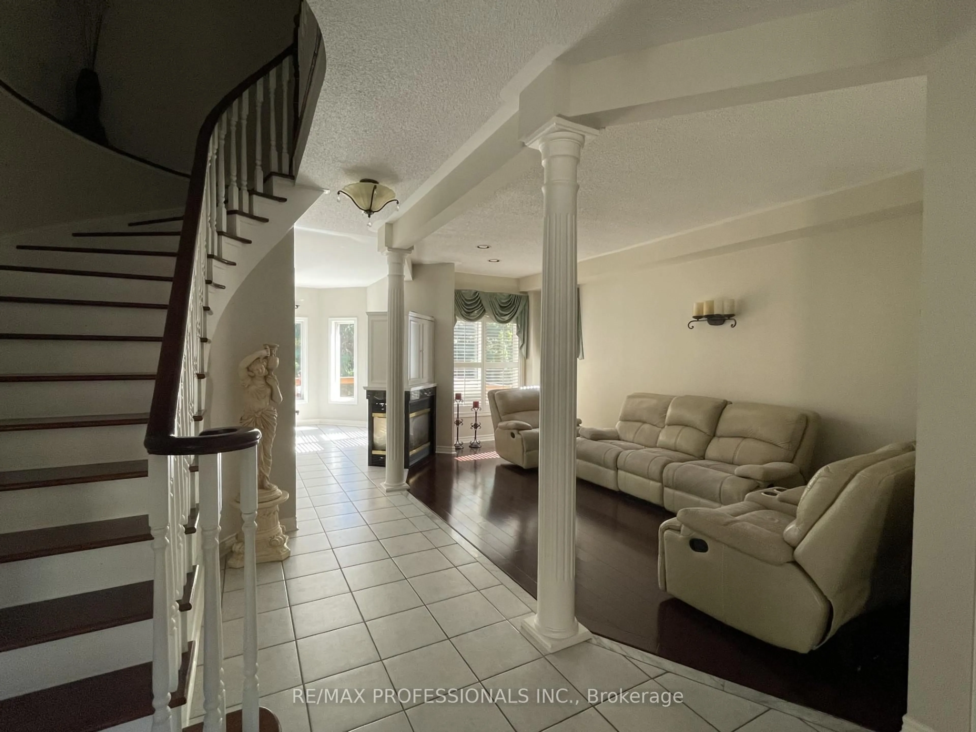 Indoor foyer for 7153 Waldorf Way, Mississauga Ontario L5N 7R3