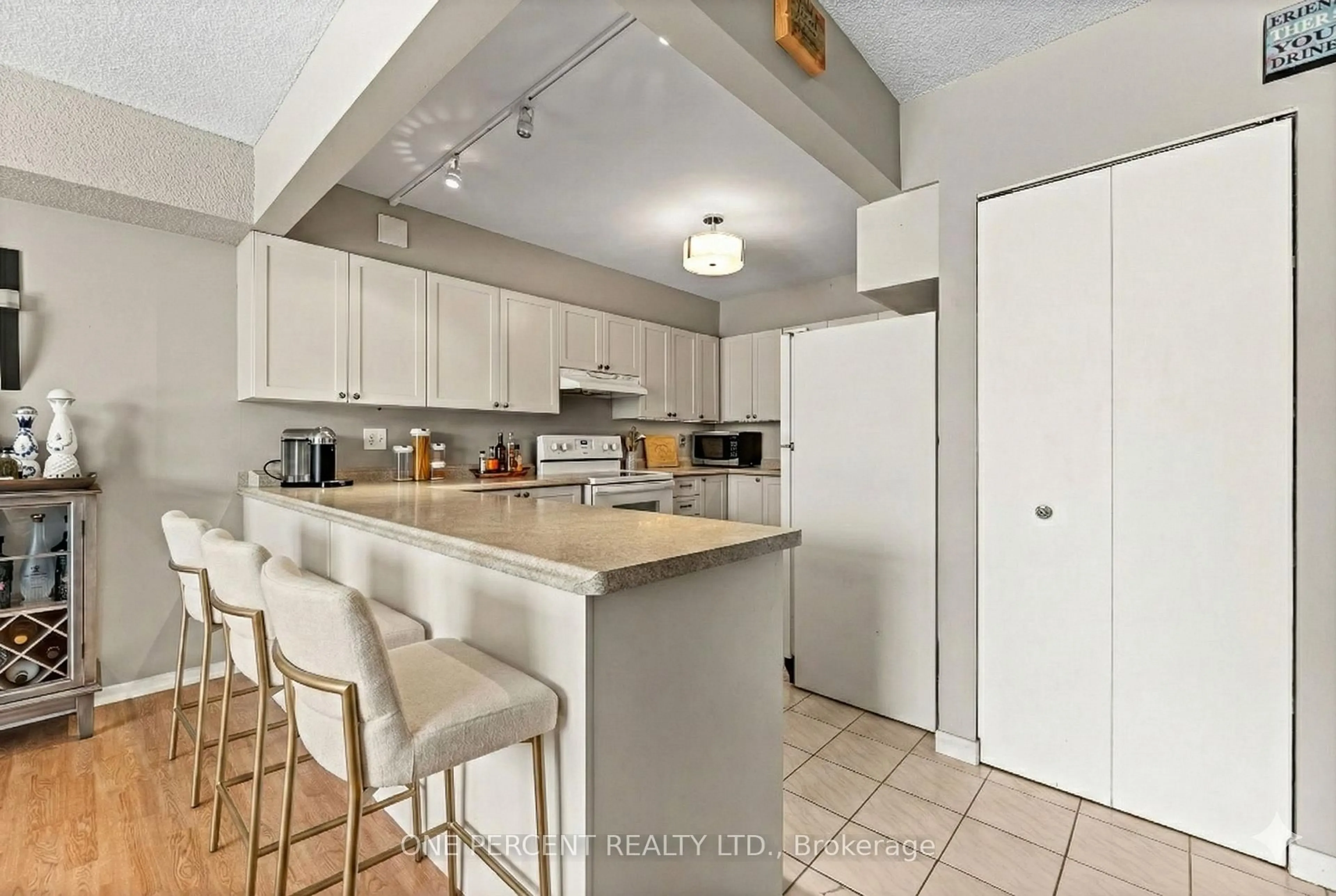 Open concept kitchen, ceramic/tile floor for 16 Fourth St #25, Orangeville Ontario L9W 4N7
