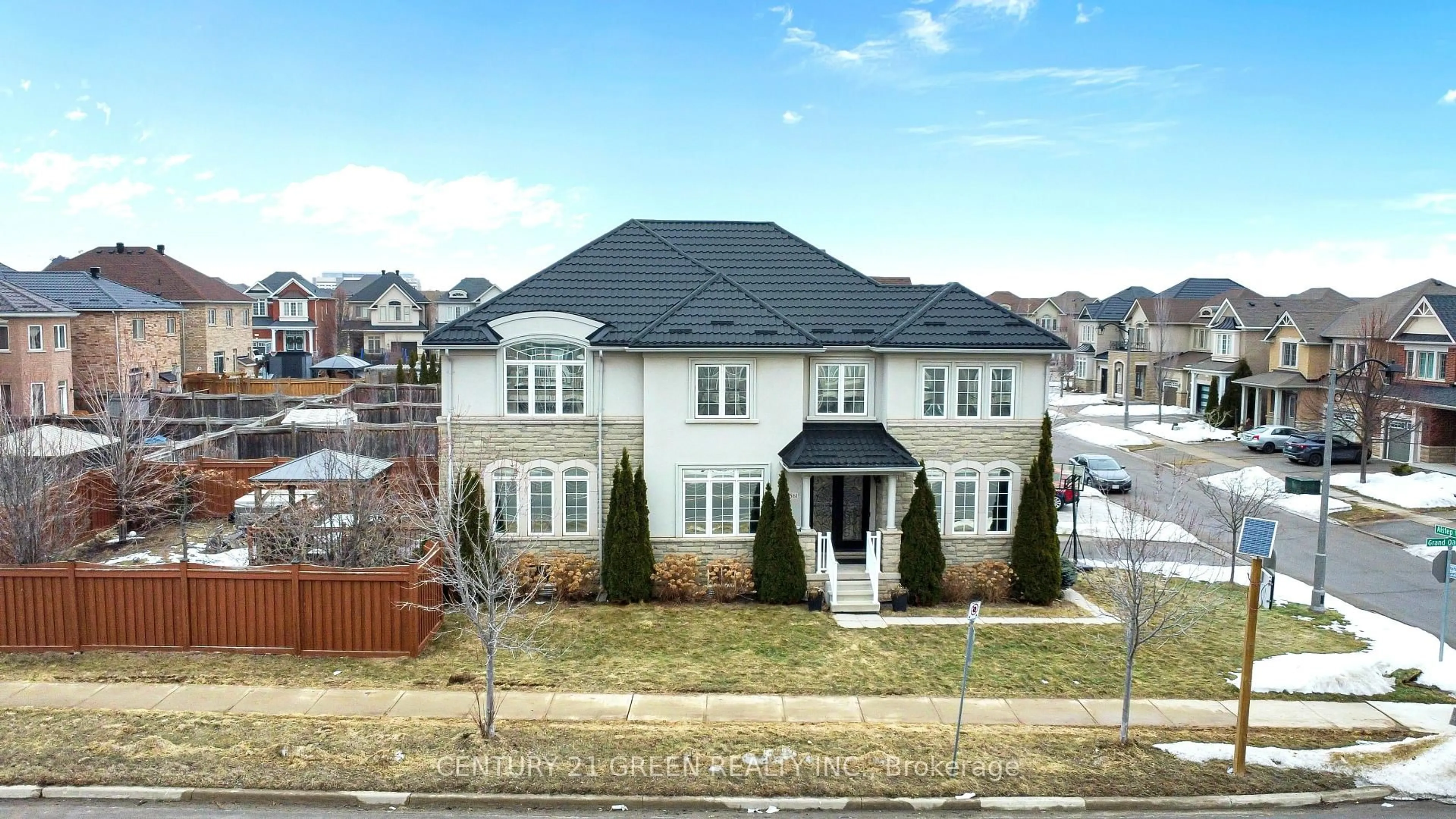 A pic from outside/outdoor area/front of a property/back of a property/a pic from drone, street for 2561 Grand Oak Tr, Oakville Ontario L6M 0R4