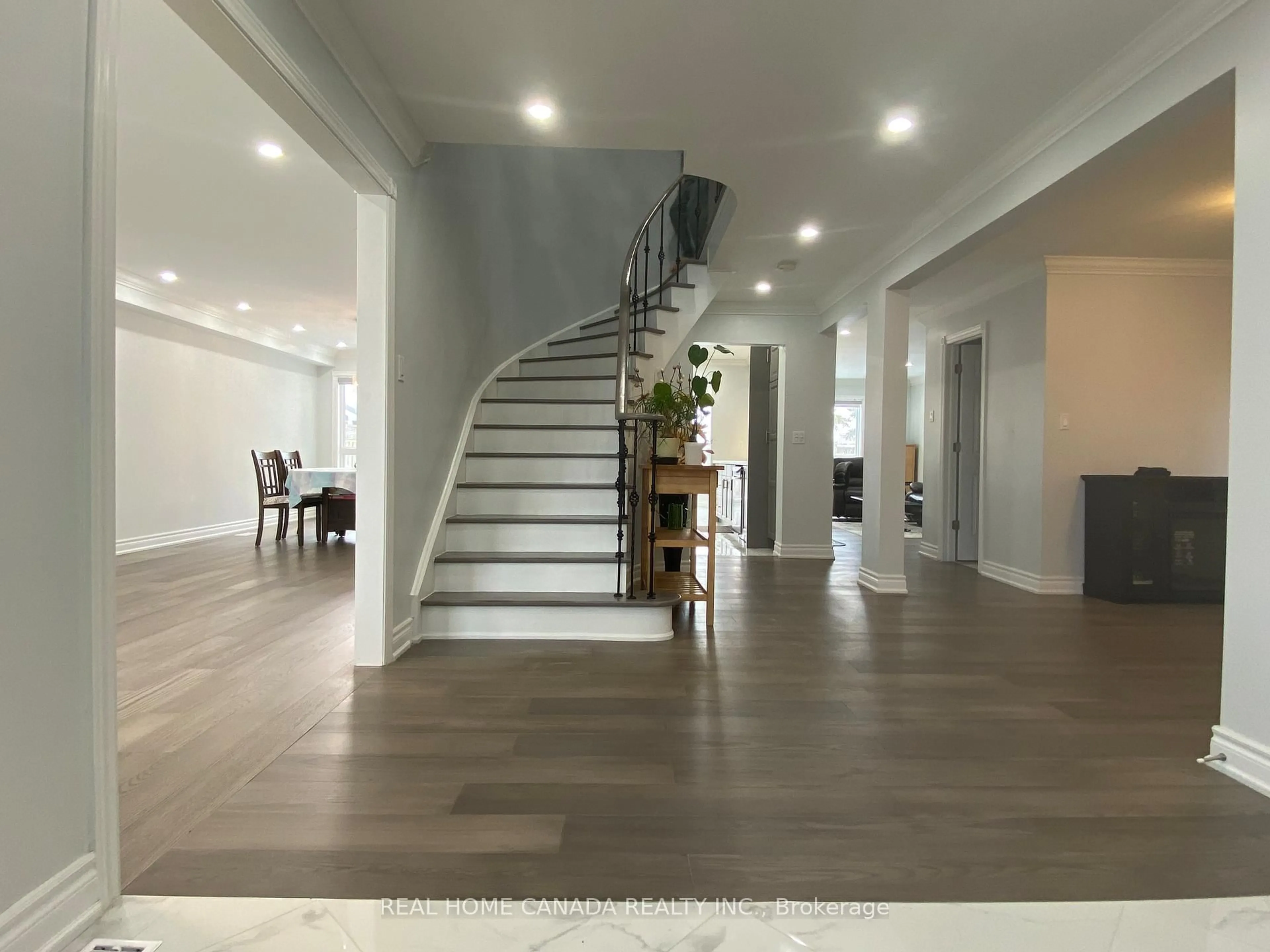 Indoor foyer for 5315 Huntingfield Dr, Mississauga Ontario L5R 2G2
