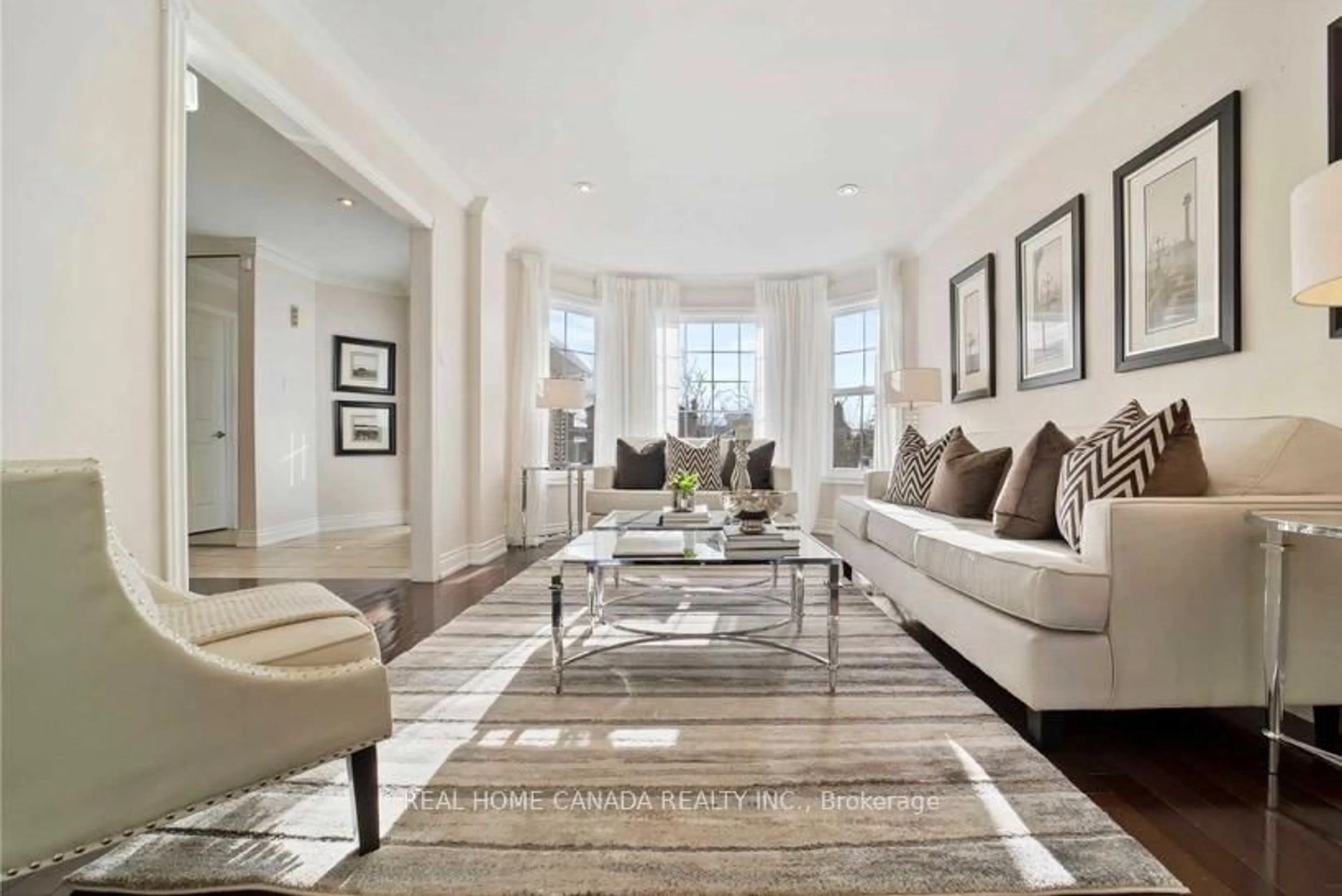 Living room with furniture, unknown for 5315 Huntingfield Dr, Mississauga Ontario L5R 2G2