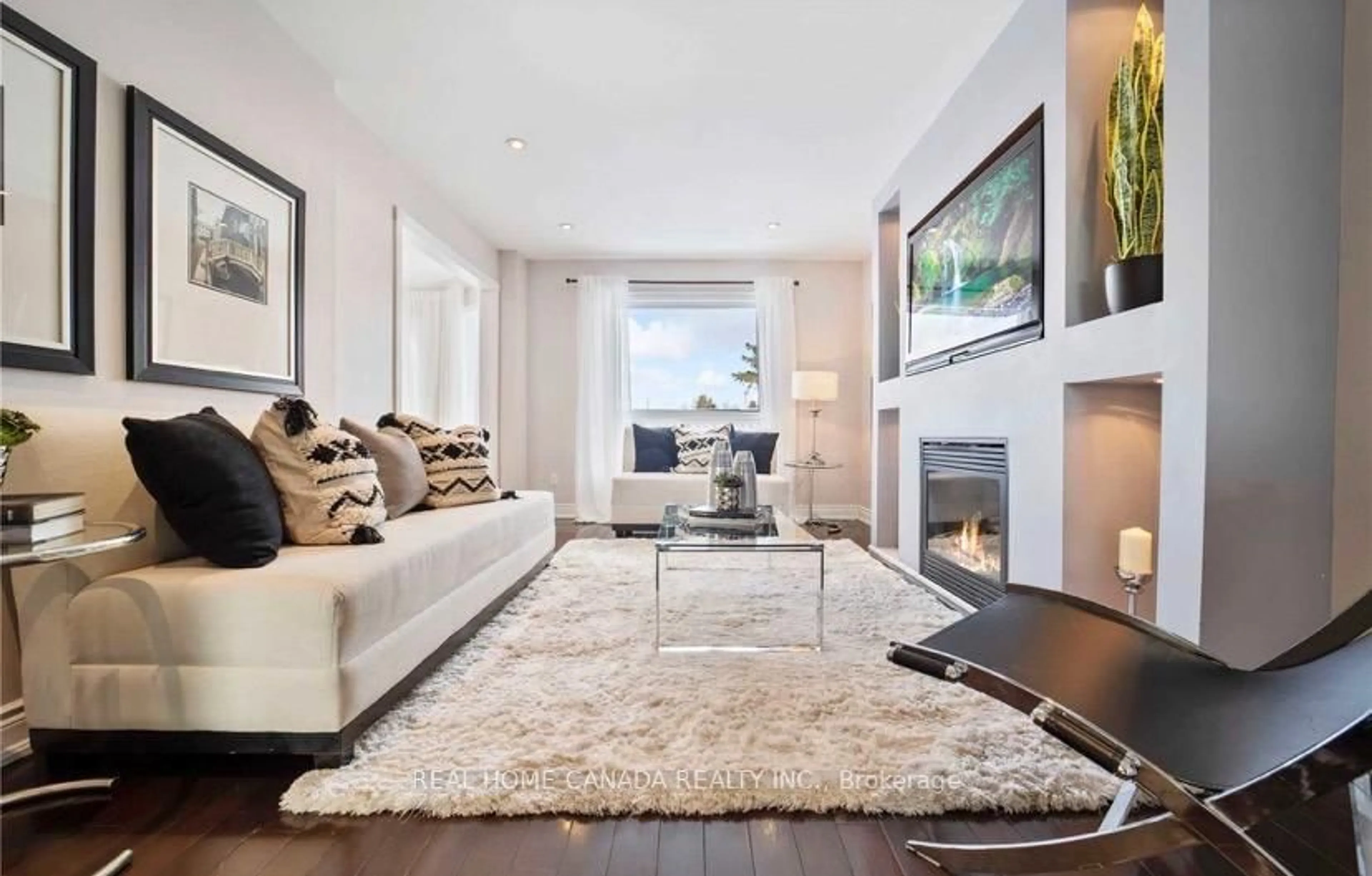 Living room with furniture, unknown for 5315 Huntingfield Dr, Mississauga Ontario L5R 2G2