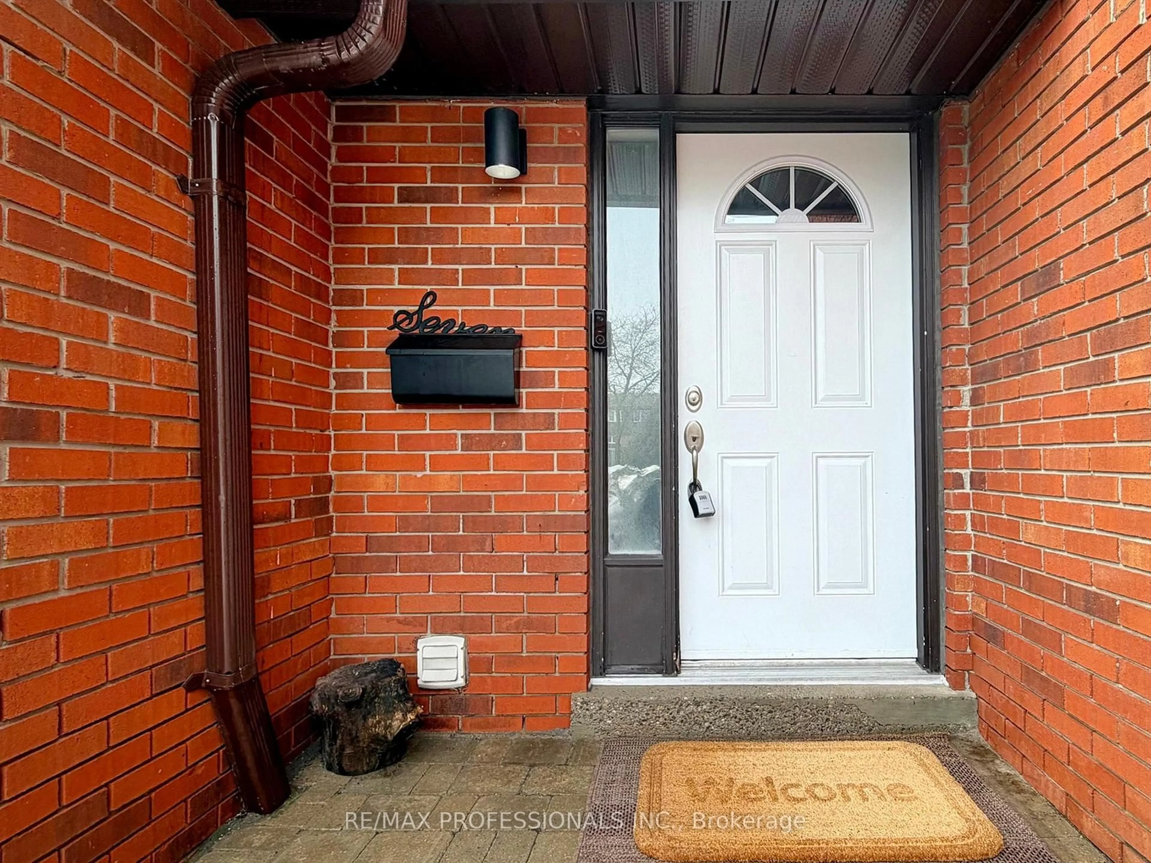 Indoor entryway for 1755 Rathburn Rd #7, Mississauga Ontario L4W 2M8