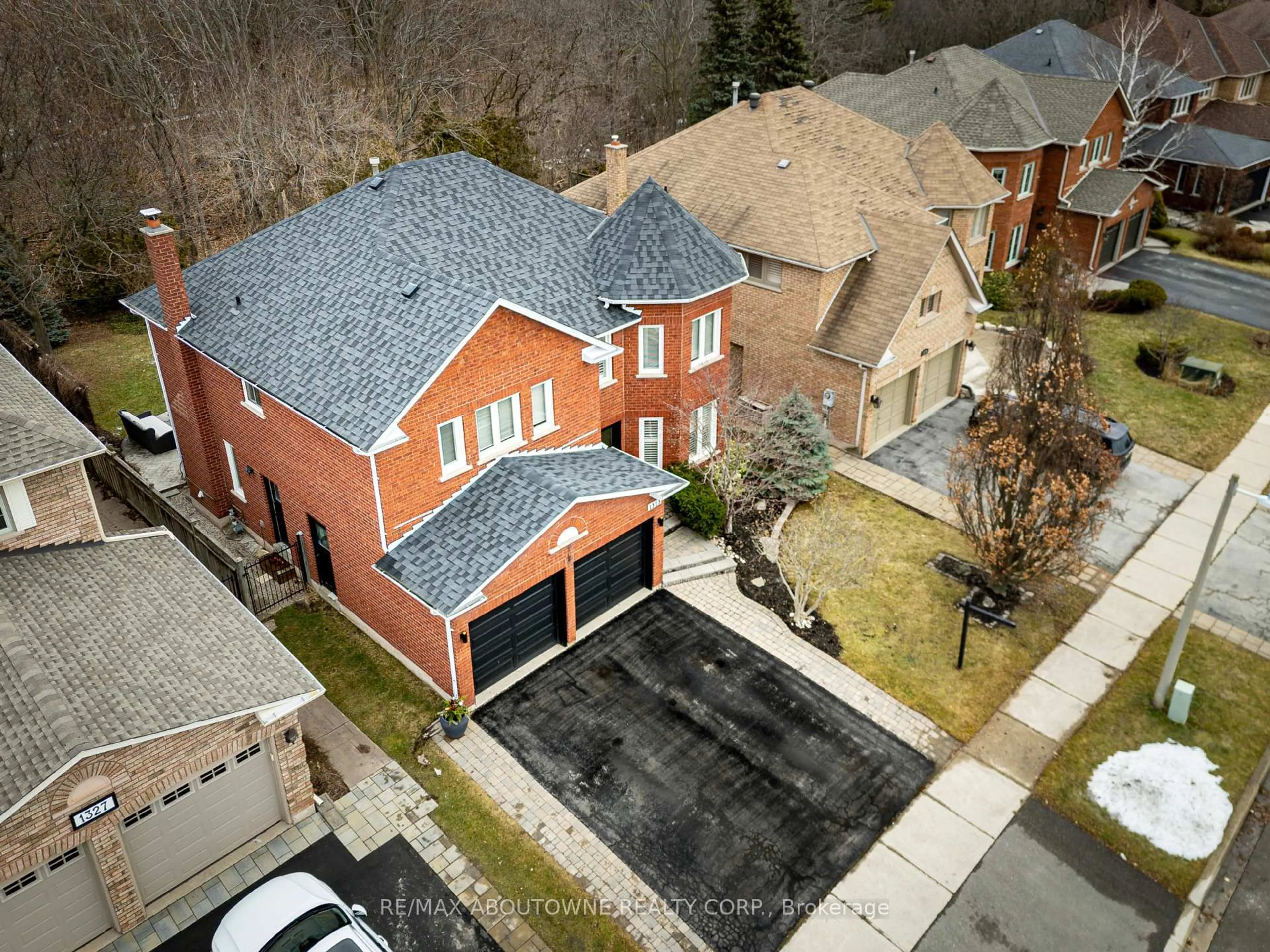 A pic from outside/outdoor area/front of a property/back of a property/a pic from drone, street for 1323 Blackburn Dr, Oakville Ontario L6M 2X9