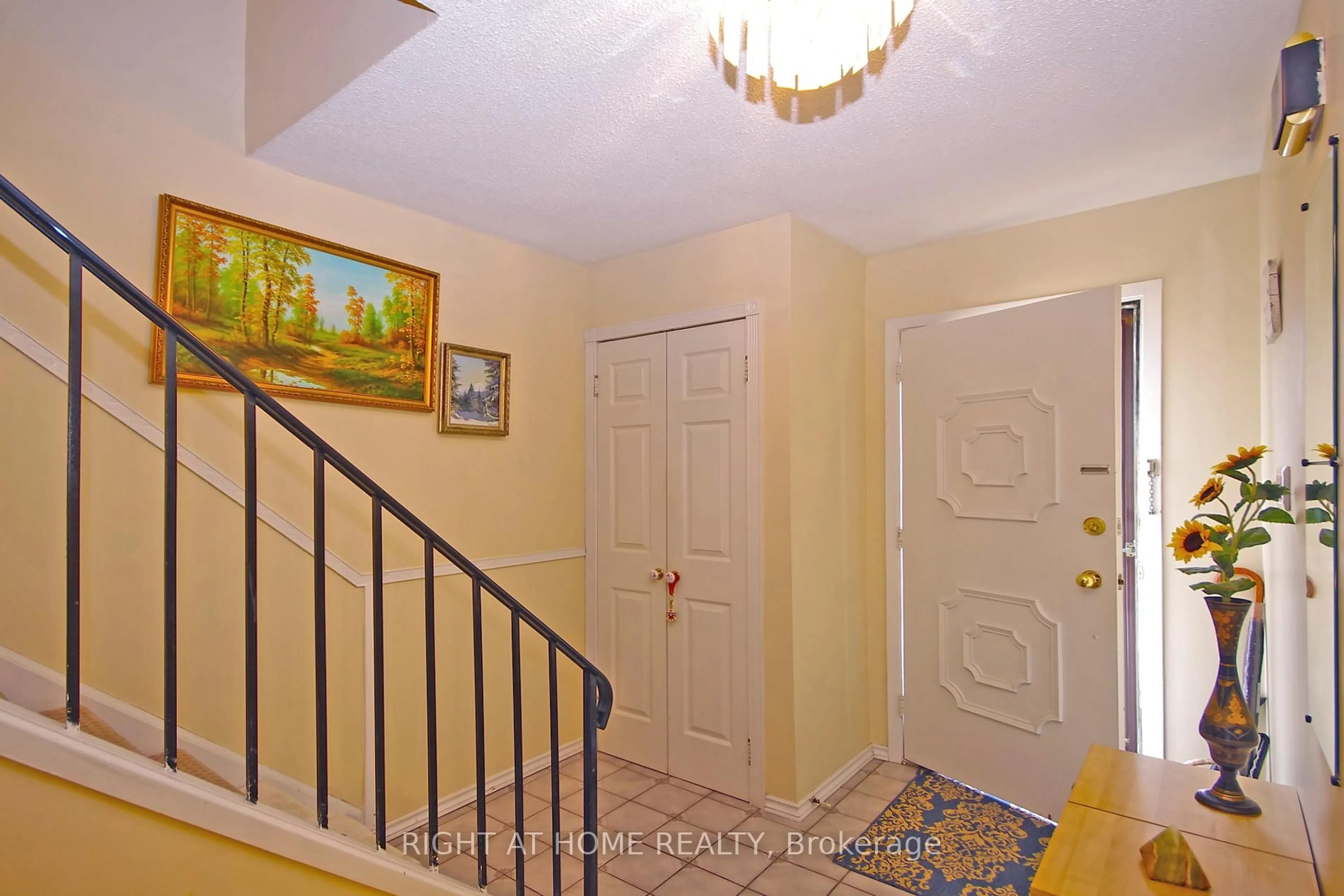 Indoor entryway for 1055 Shawnmarr Rd #53, Mississauga Ontario L5H 3V2