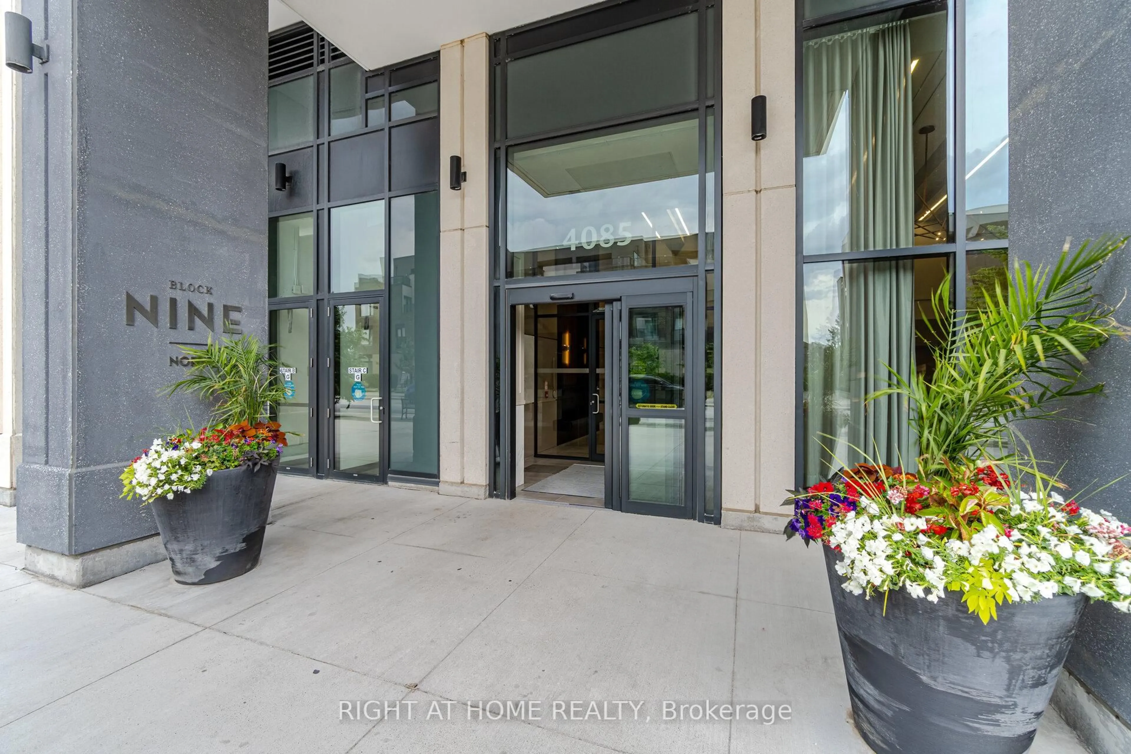 Indoor foyer for 4085 Parkside Village Dr #Lph5, Mississauga Ontario L5B 0K9