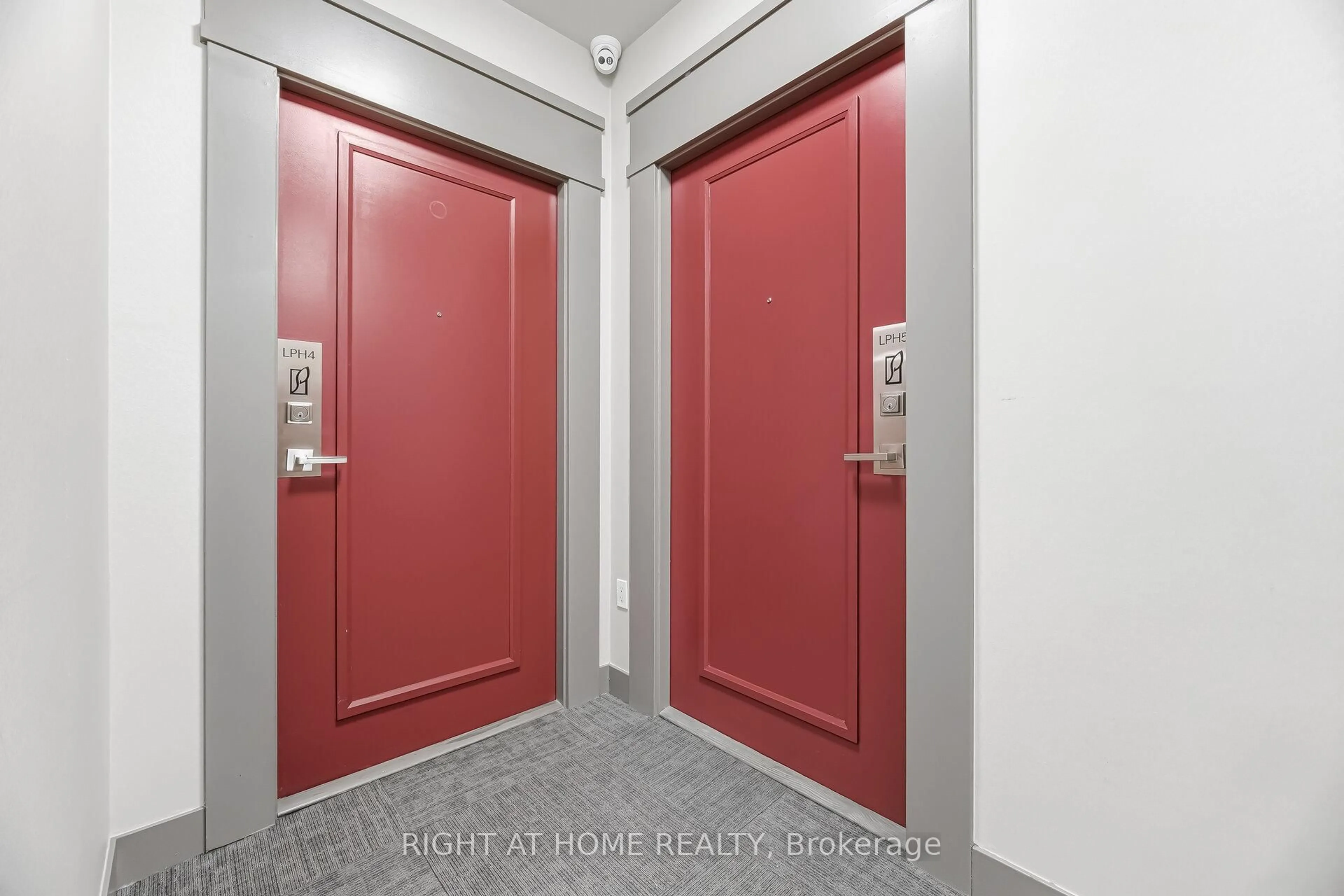 Indoor foyer for 4085 Parkside Village Dr #Lph5, Mississauga Ontario L5B 0K9