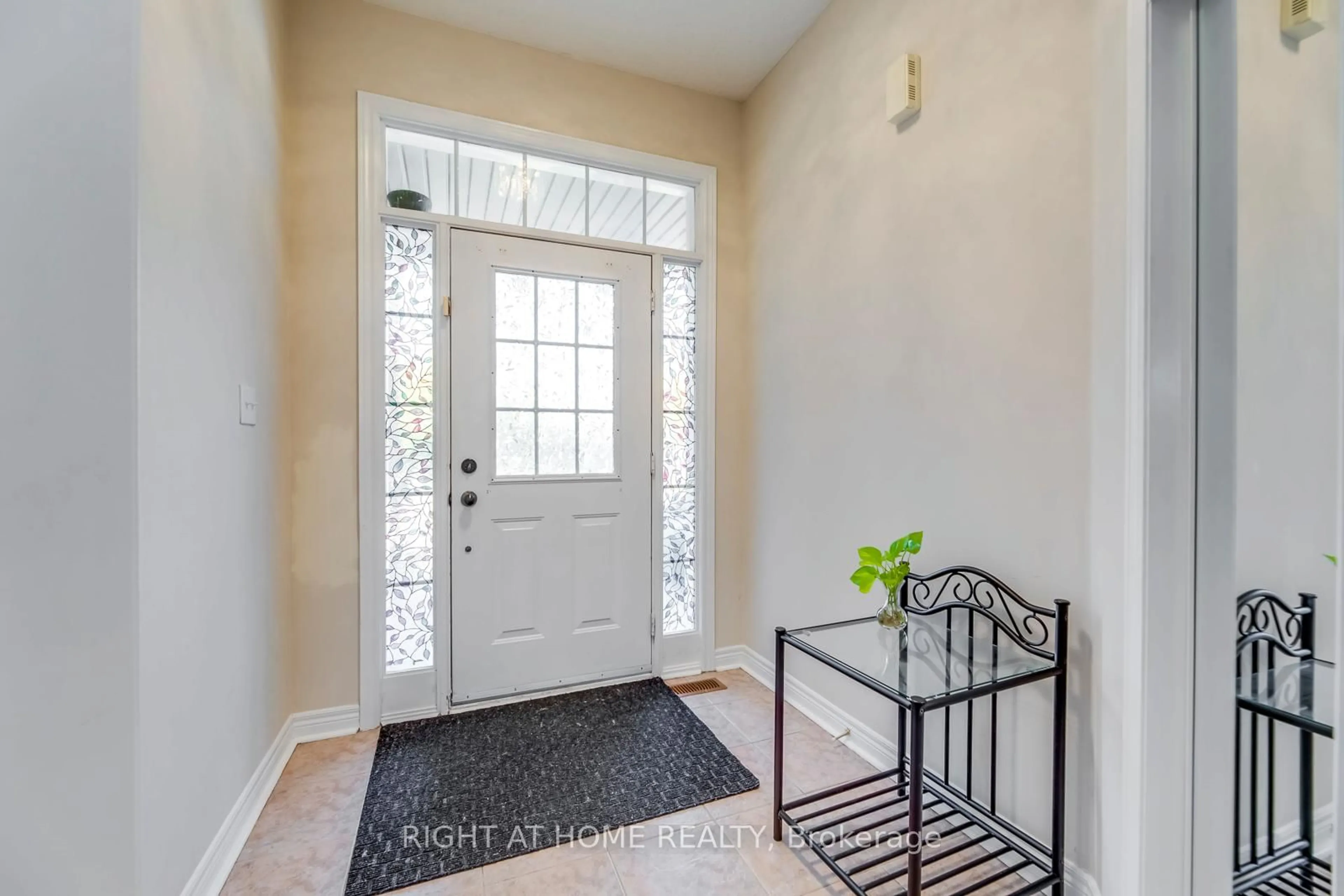 Indoor entryway for 3402 Fountain Park Ave, Mississauga Ontario L5M 7E3
