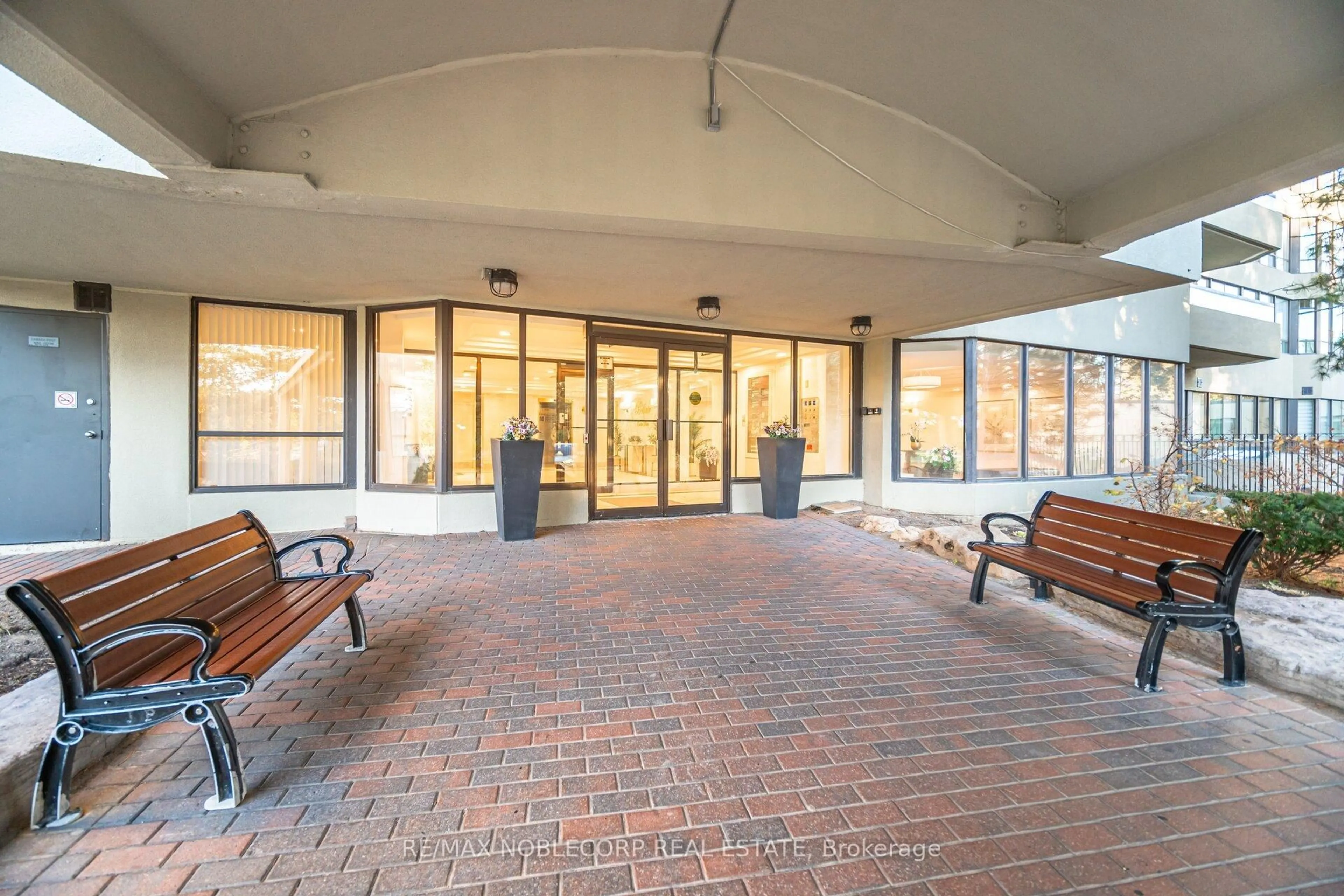 Indoor foyer for 22 Hanover Rd #1107, Brampton Ontario L6S 5K7