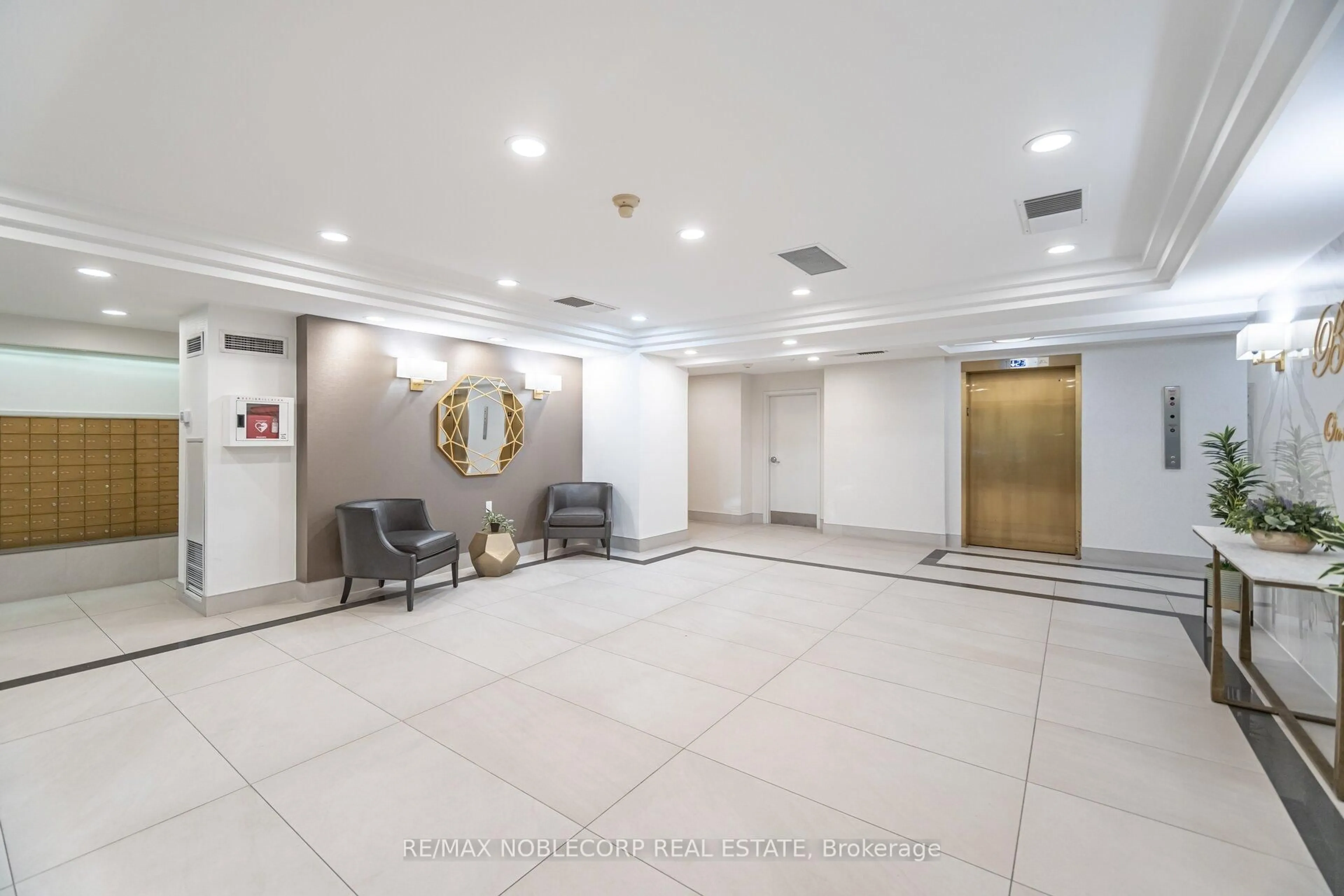 Indoor foyer for 22 Hanover Rd #1107, Brampton Ontario L6S 5K7