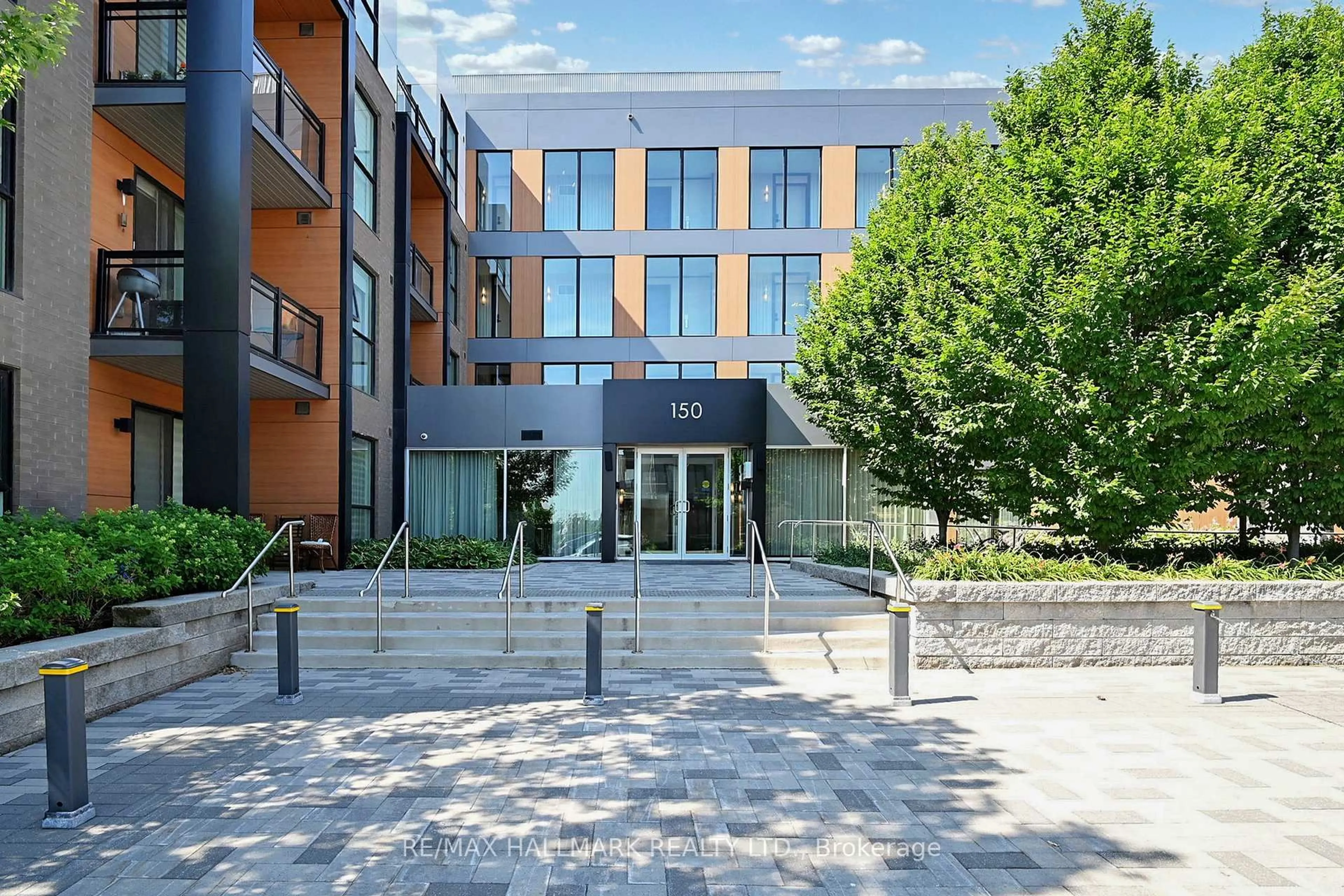 Patio, building for 150 Sabina Dr #416, Oakville Ontario L6H 7C3