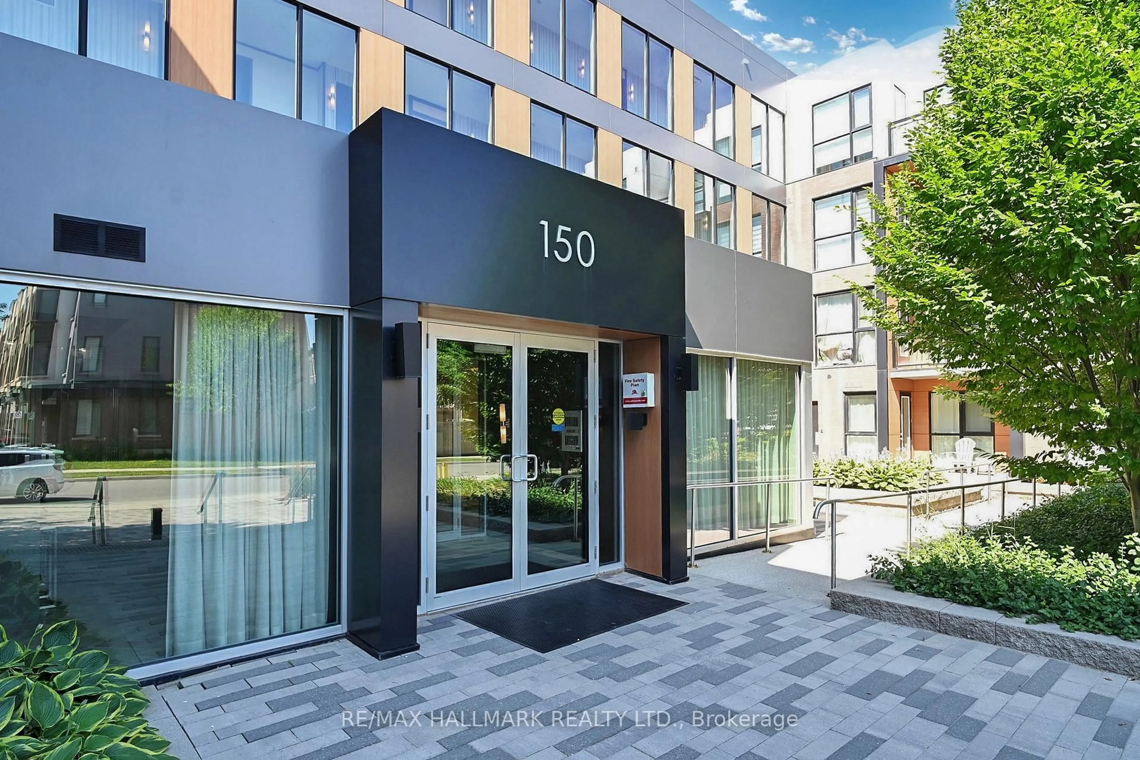 Indoor foyer for 150 Sabina Dr #416, Oakville Ontario L6H 7C3