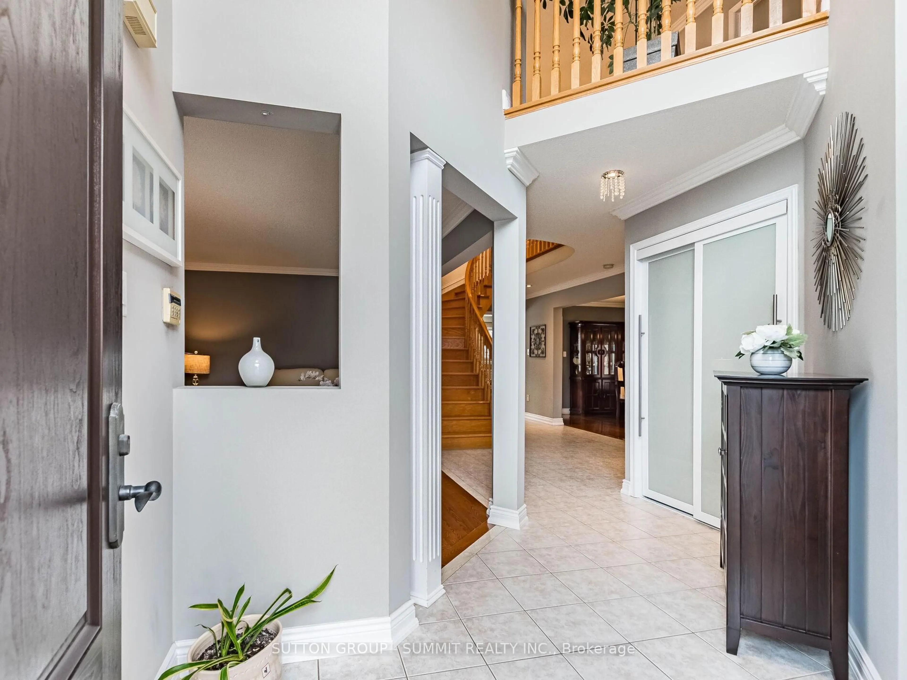 Indoor foyer for 5437 MIDDLEPORT Cres, Mississauga Ontario L4Z 3V2