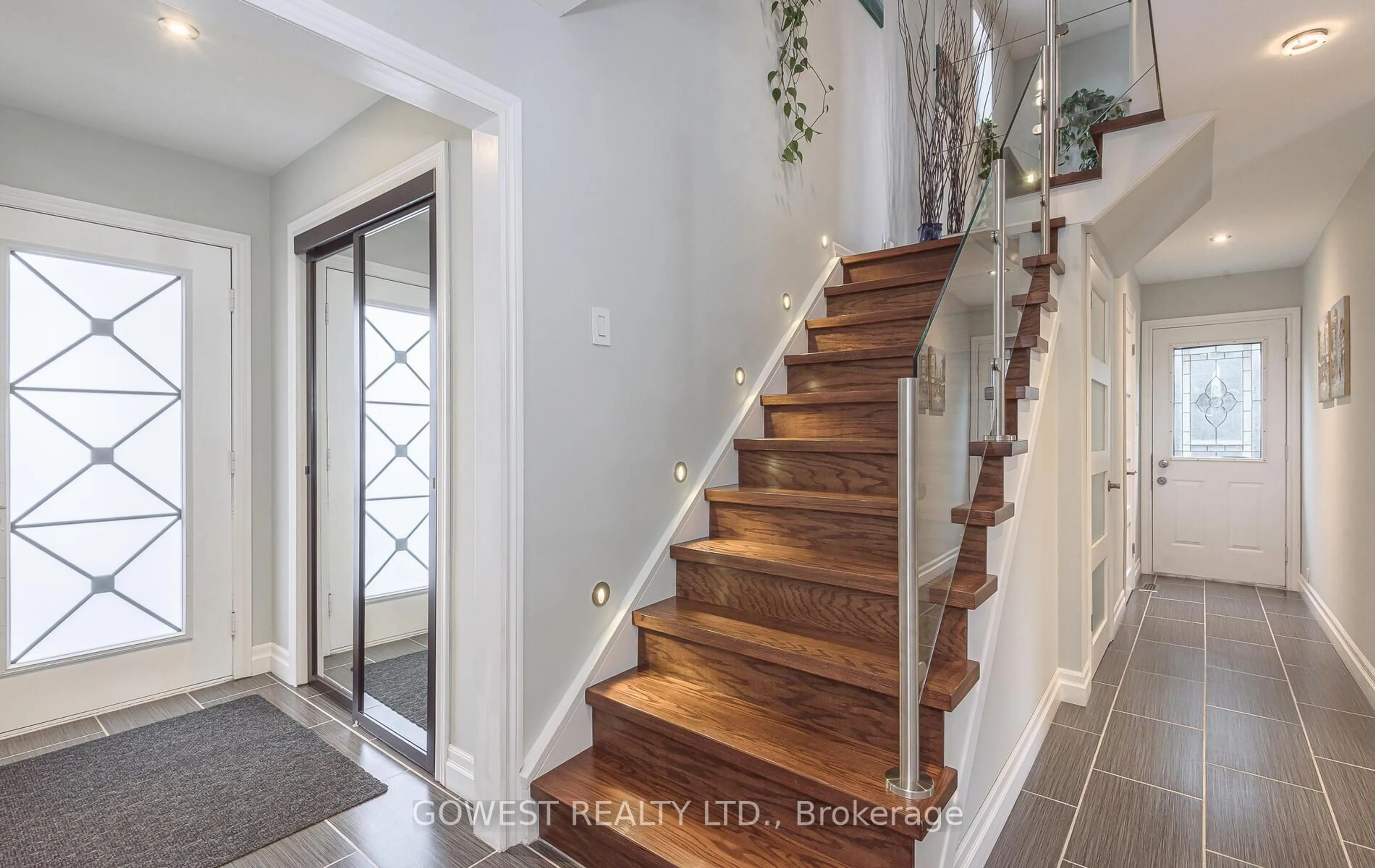 Indoor entryway for 1057 Franklin Crt, Oakville Ontario L6H 2T5