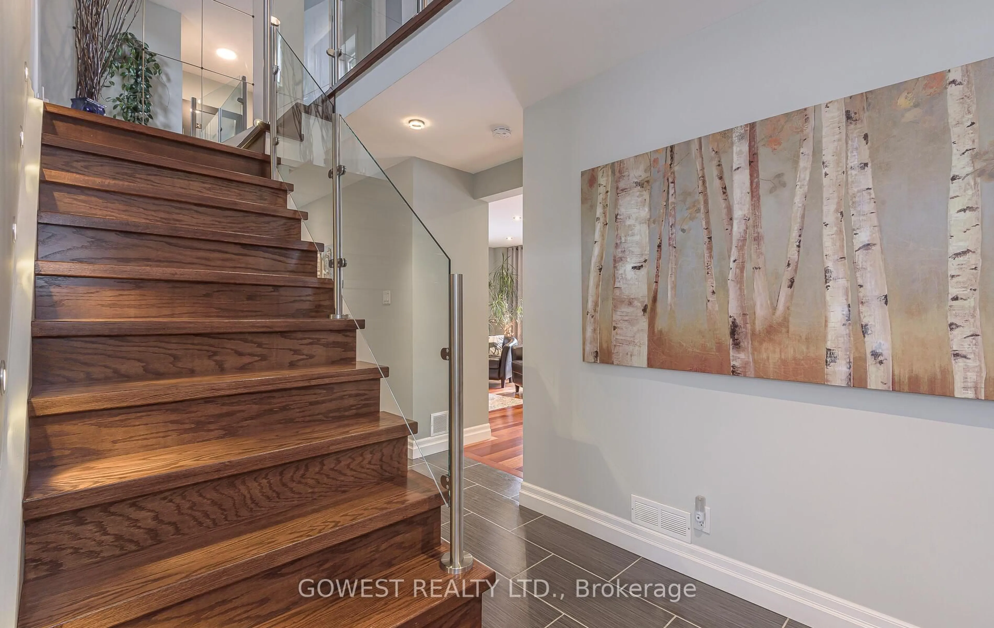 Indoor entryway for 1057 Franklin Crt, Oakville Ontario L6H 2T5