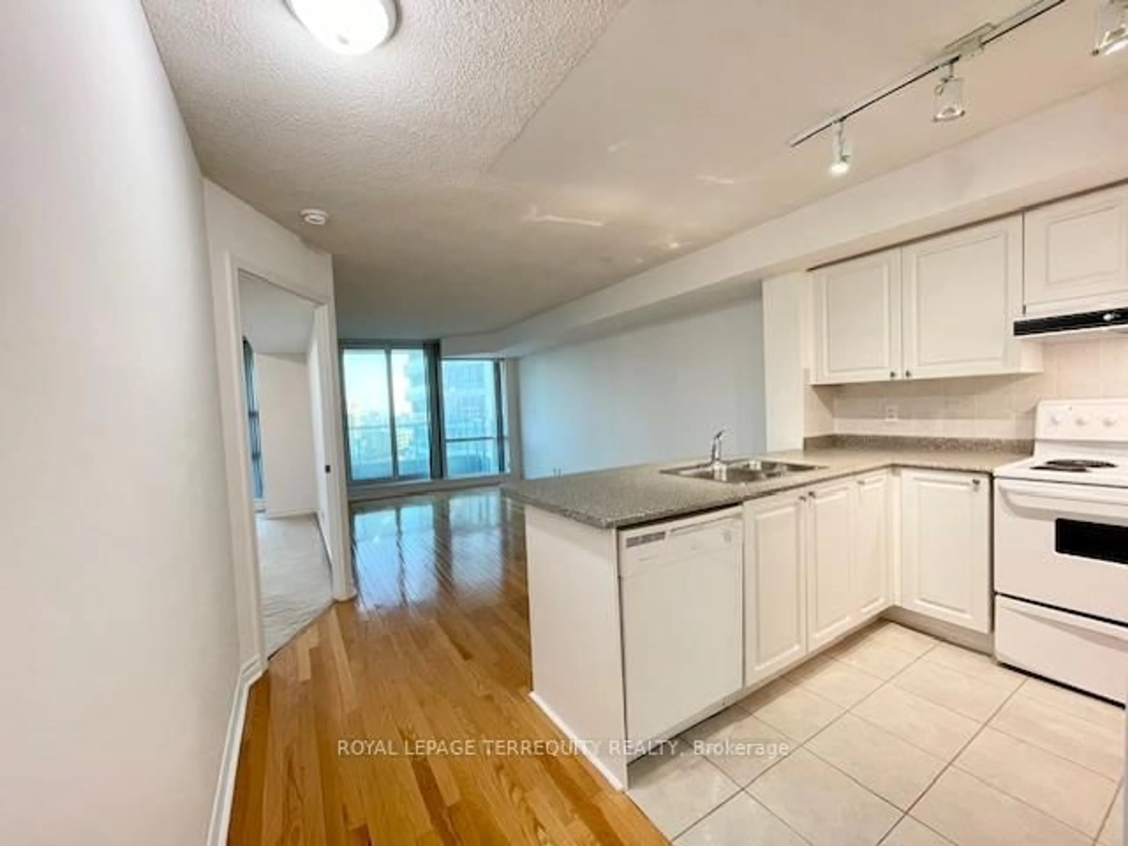 Standard kitchen, unknown for 1 Elm Dr #1104, Mississauga Ontario L5B 4M1