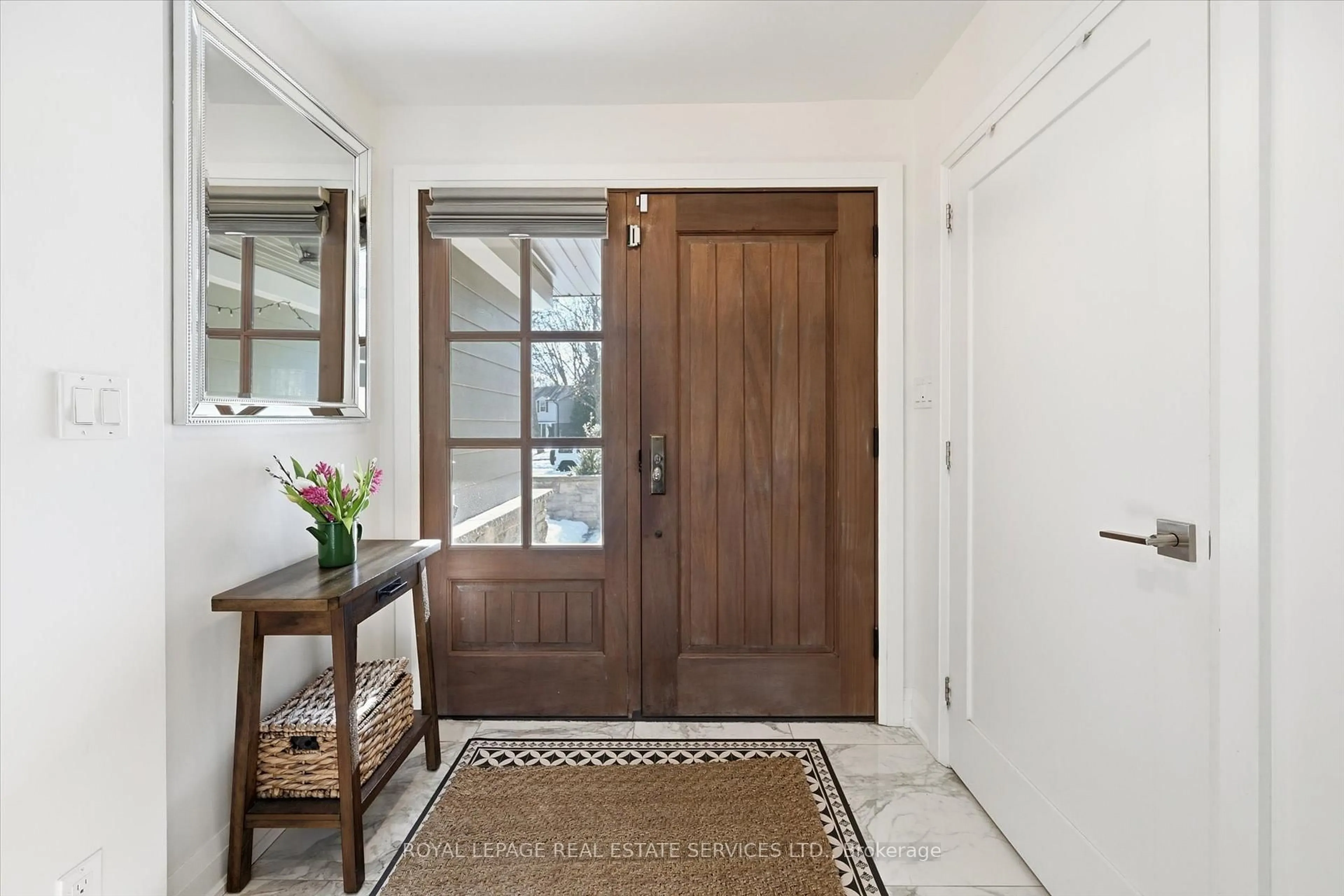Indoor entryway for 225 Weldon Ave, Oakville Ontario L6K 2H9