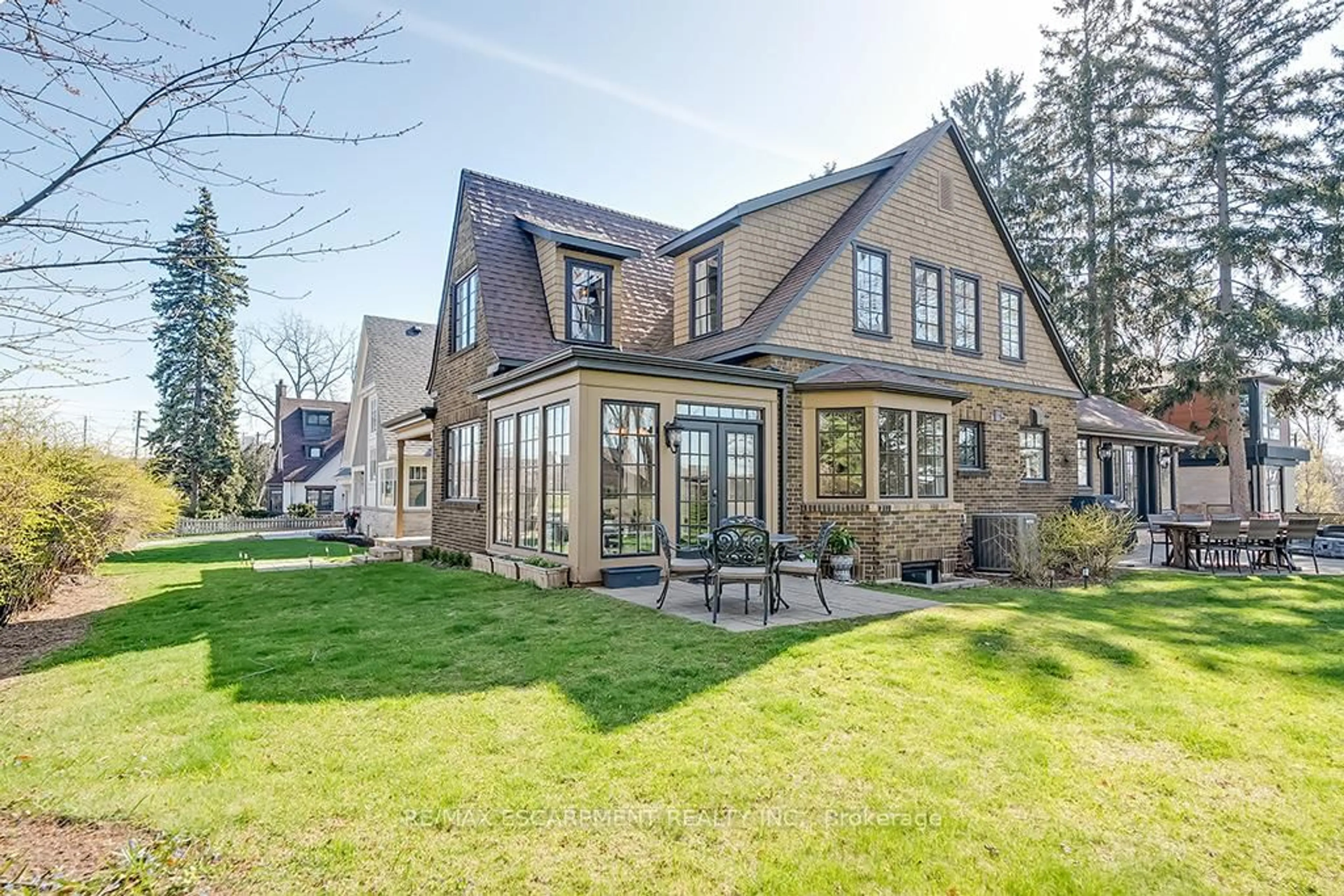 Home with brick exterior material, unknown for 1050 Mohawk Rd, Burlington Ontario L7T 3M6