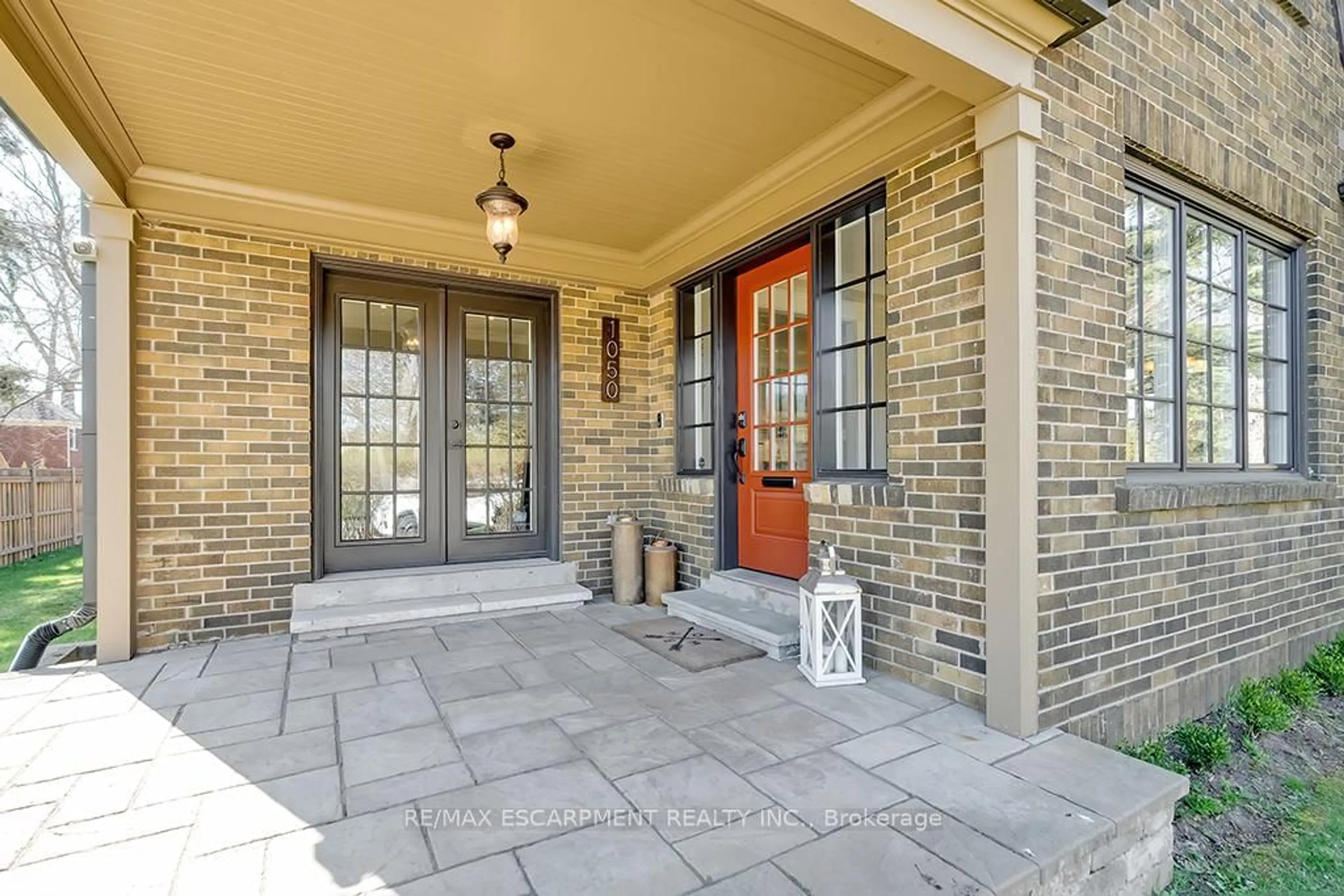 Indoor entryway for 1050 Mohawk Rd, Burlington Ontario L7T 3M6