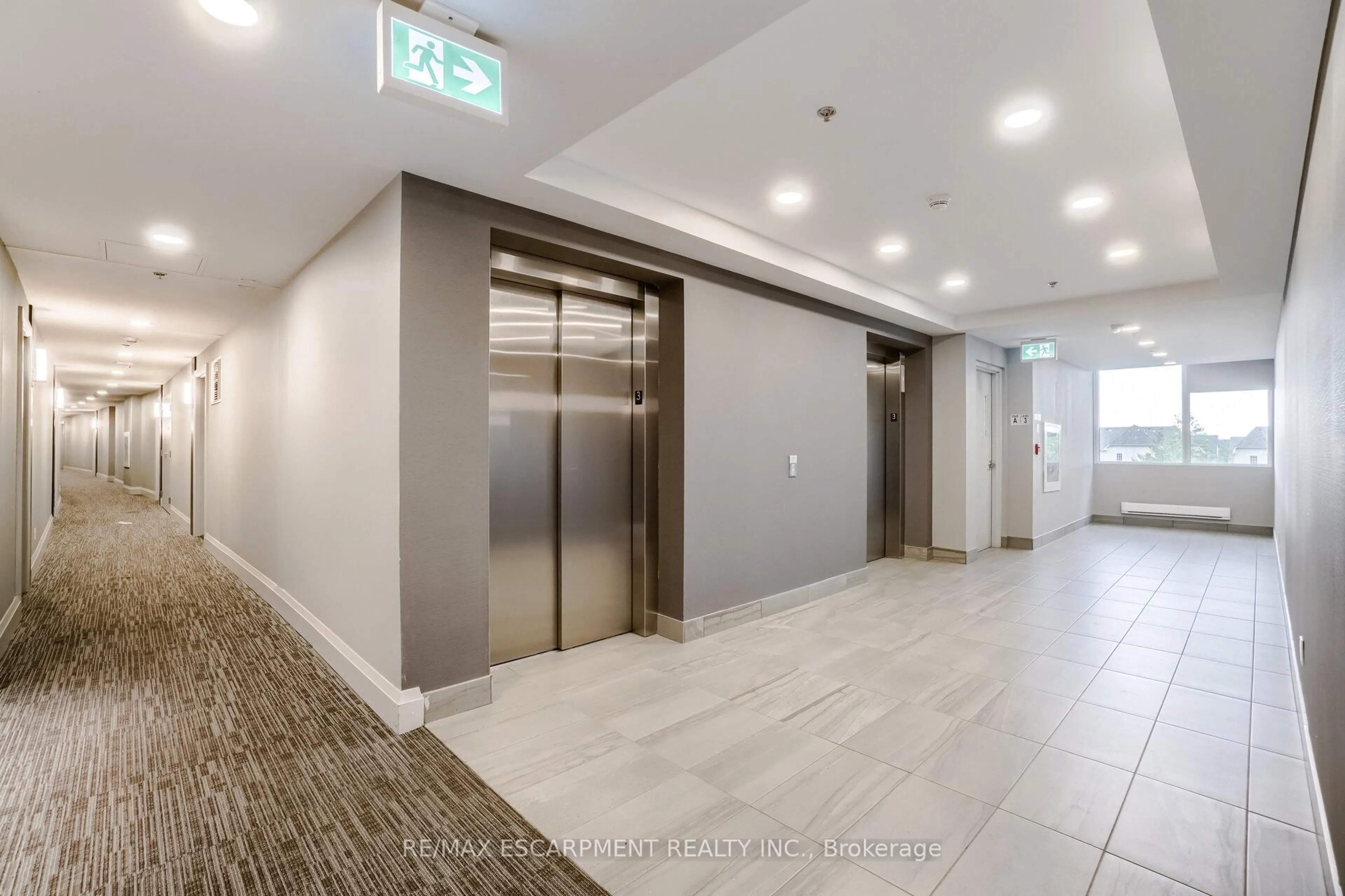 Indoor foyer for 150 Oak Park Blvd #220, Oakville Ontario L6H 3P2