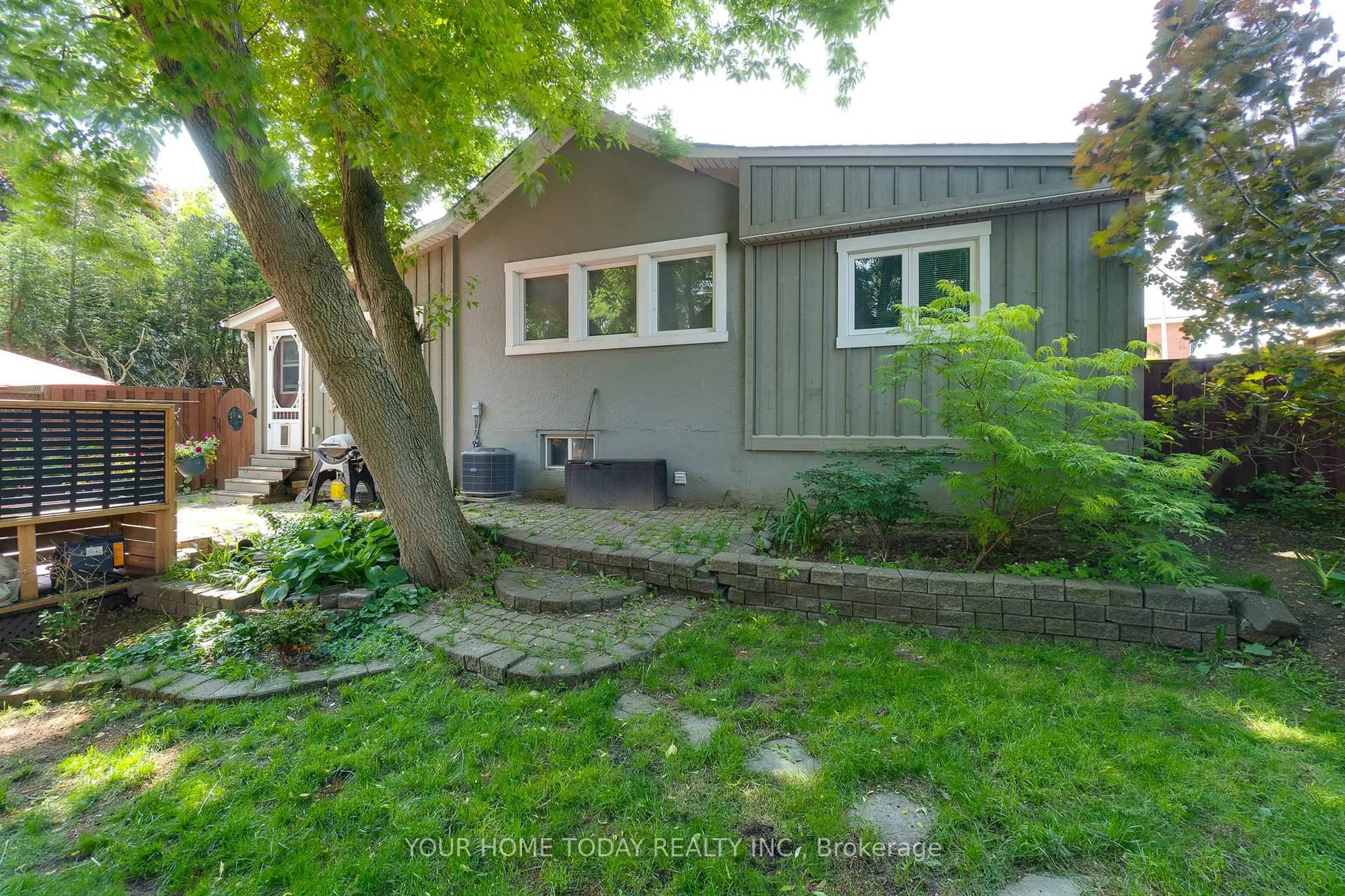 Patio, street for 10 Knox St, Halton Hills Ontario L7J 1C7