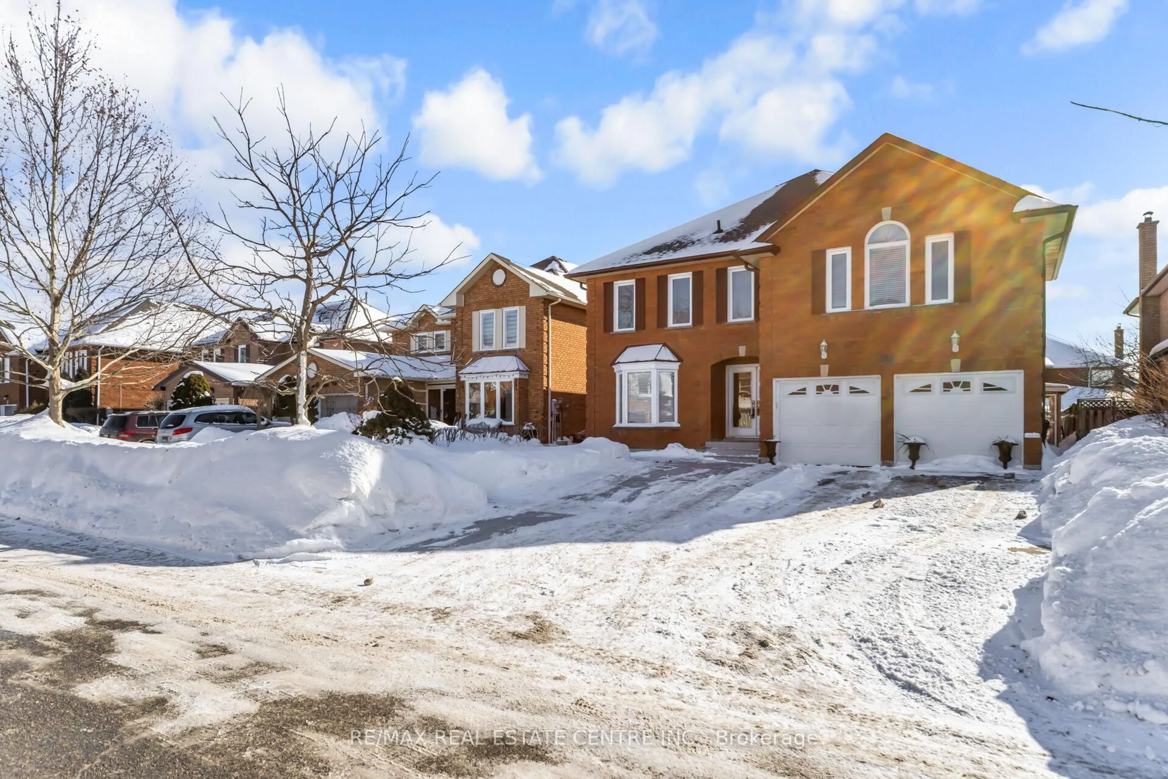A pic from outside/outdoor area/front of a property/back of a property/a pic from drone, street for 11 Moorehead Cres, Brampton Ontario L6Z 4K6