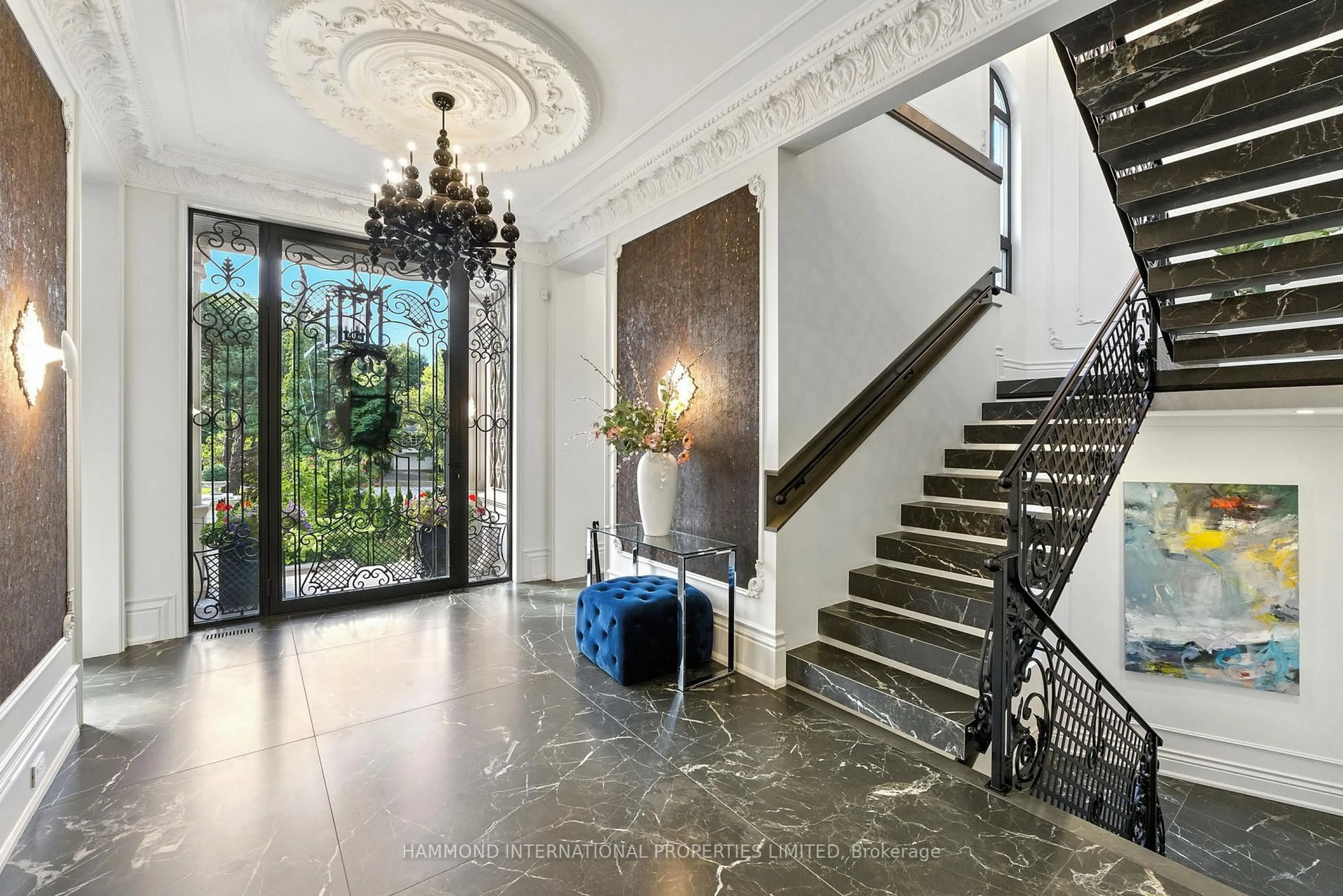 Indoor foyer for 10 Hillavon Dr, Toronto Ontario M9B 2P5