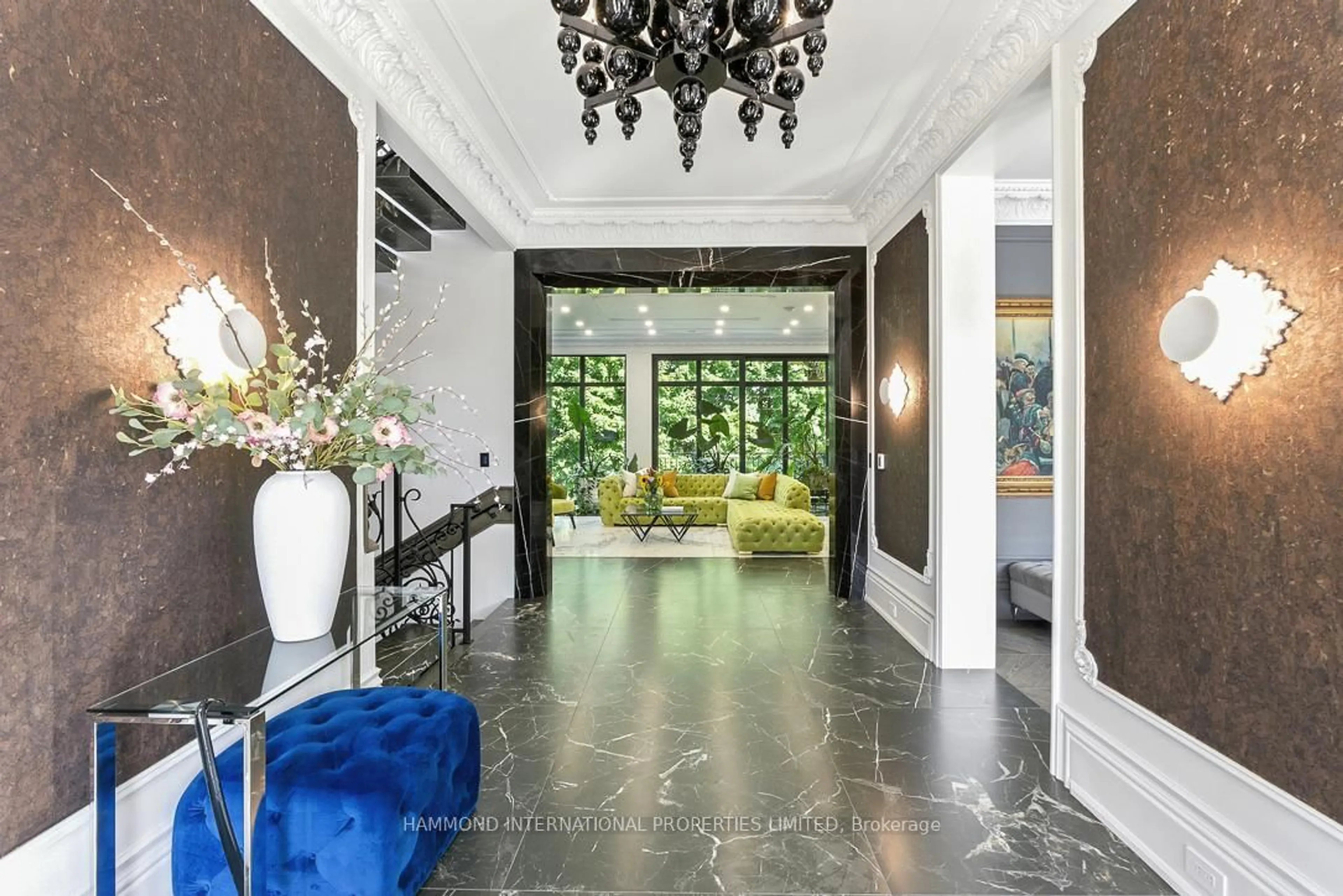 Indoor foyer for 10 Hillavon Dr, Toronto Ontario M9B 2P5