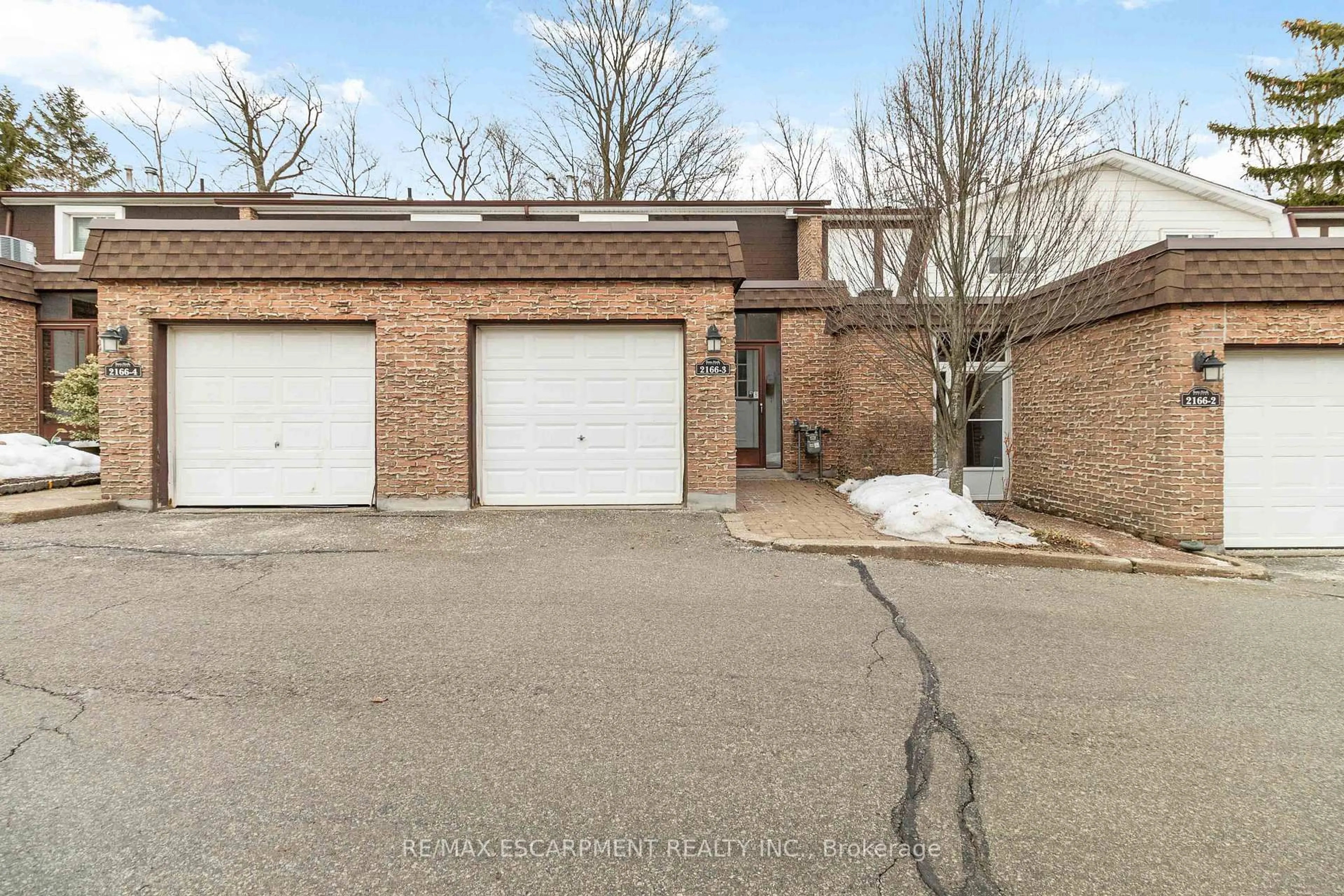 A pic from outside/outdoor area/front of a property/back of a property/a pic from drone, street for 2166 UPPER MIDDLE Rd #3, Burlington Ontario L7P 2Z8