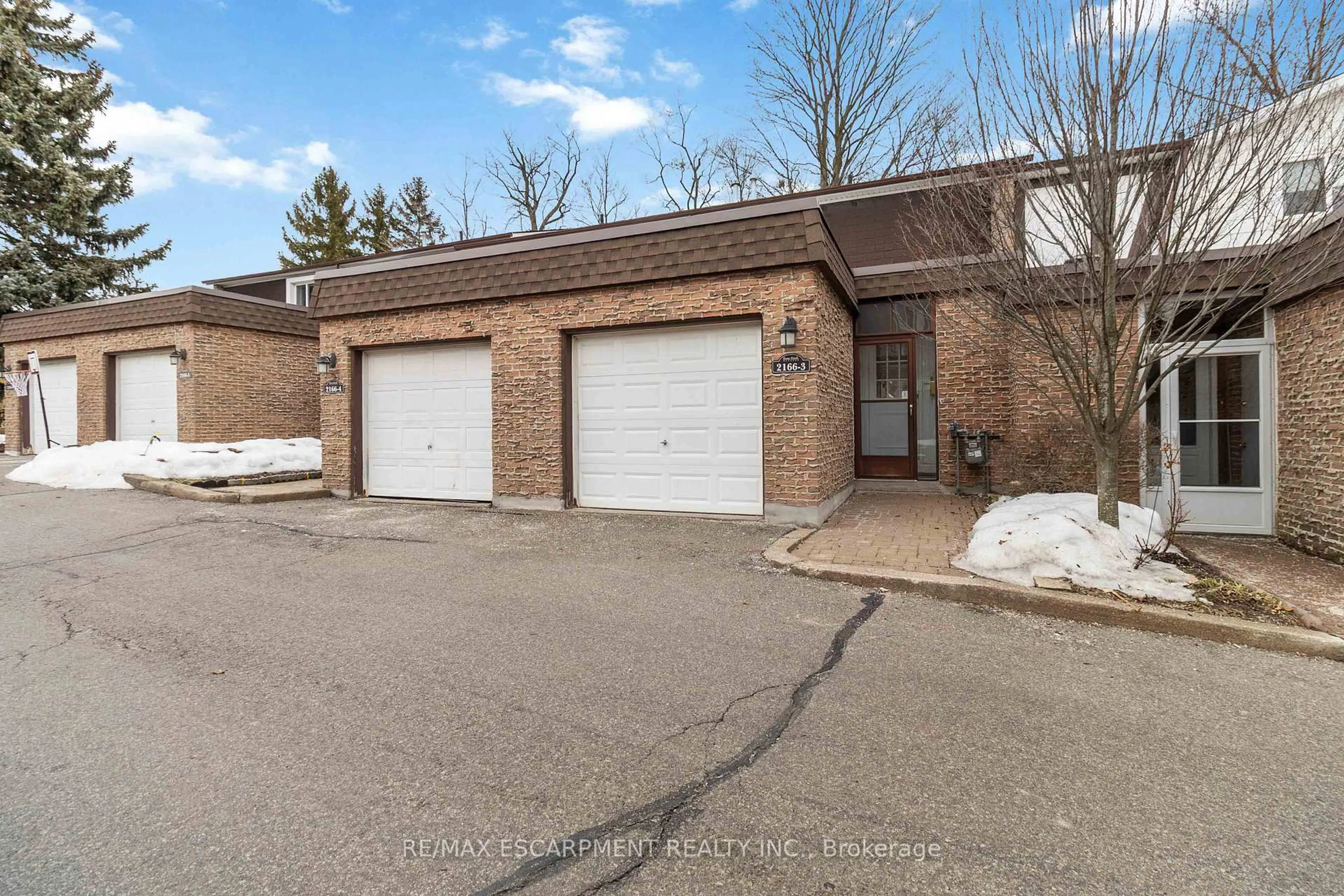 A pic from outside/outdoor area/front of a property/back of a property/a pic from drone, street for 2166 UPPER MIDDLE Rd #3, Burlington Ontario L7P 2Z8