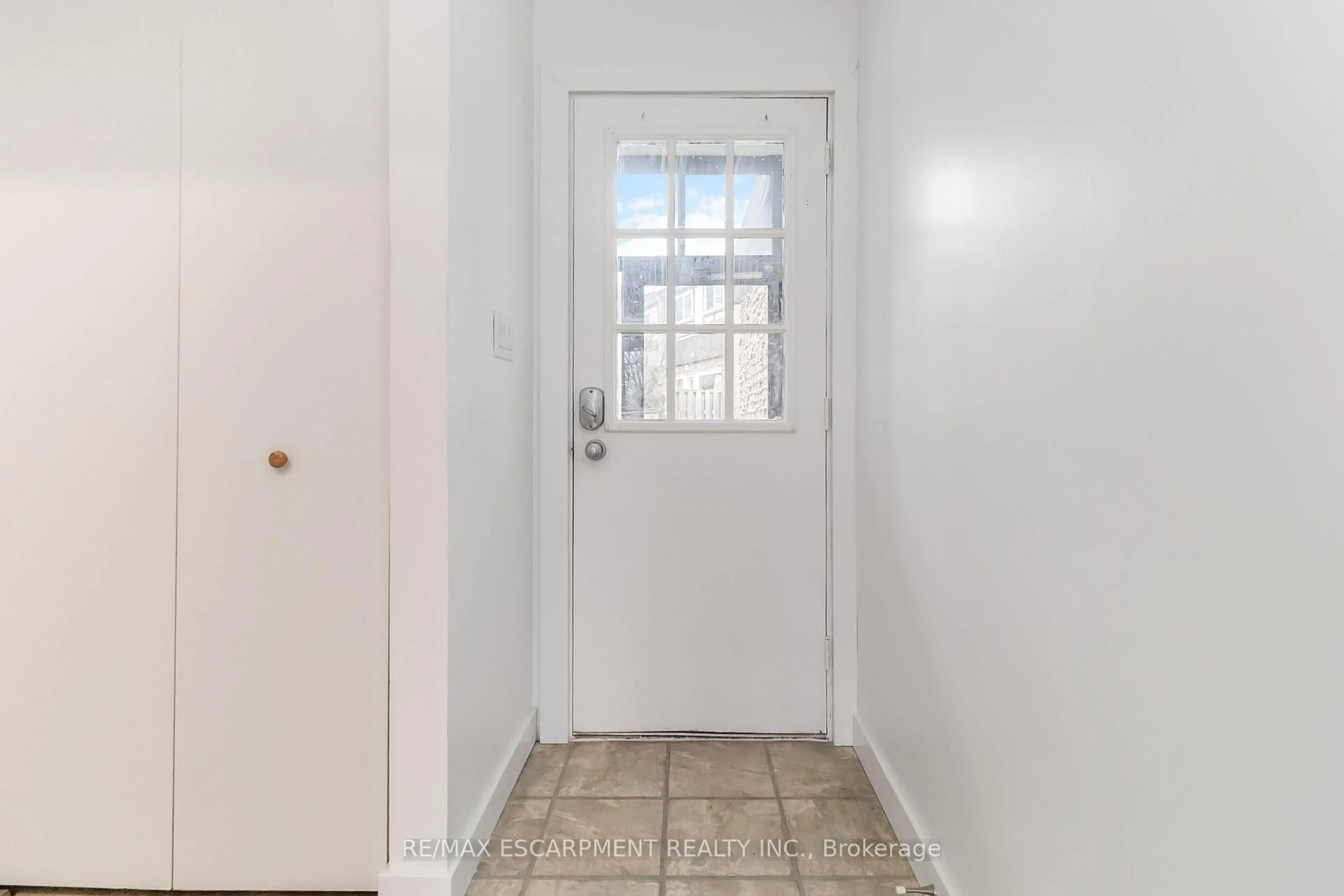 Indoor entryway for 2166 UPPER MIDDLE Rd #3, Burlington Ontario L7P 2Z8