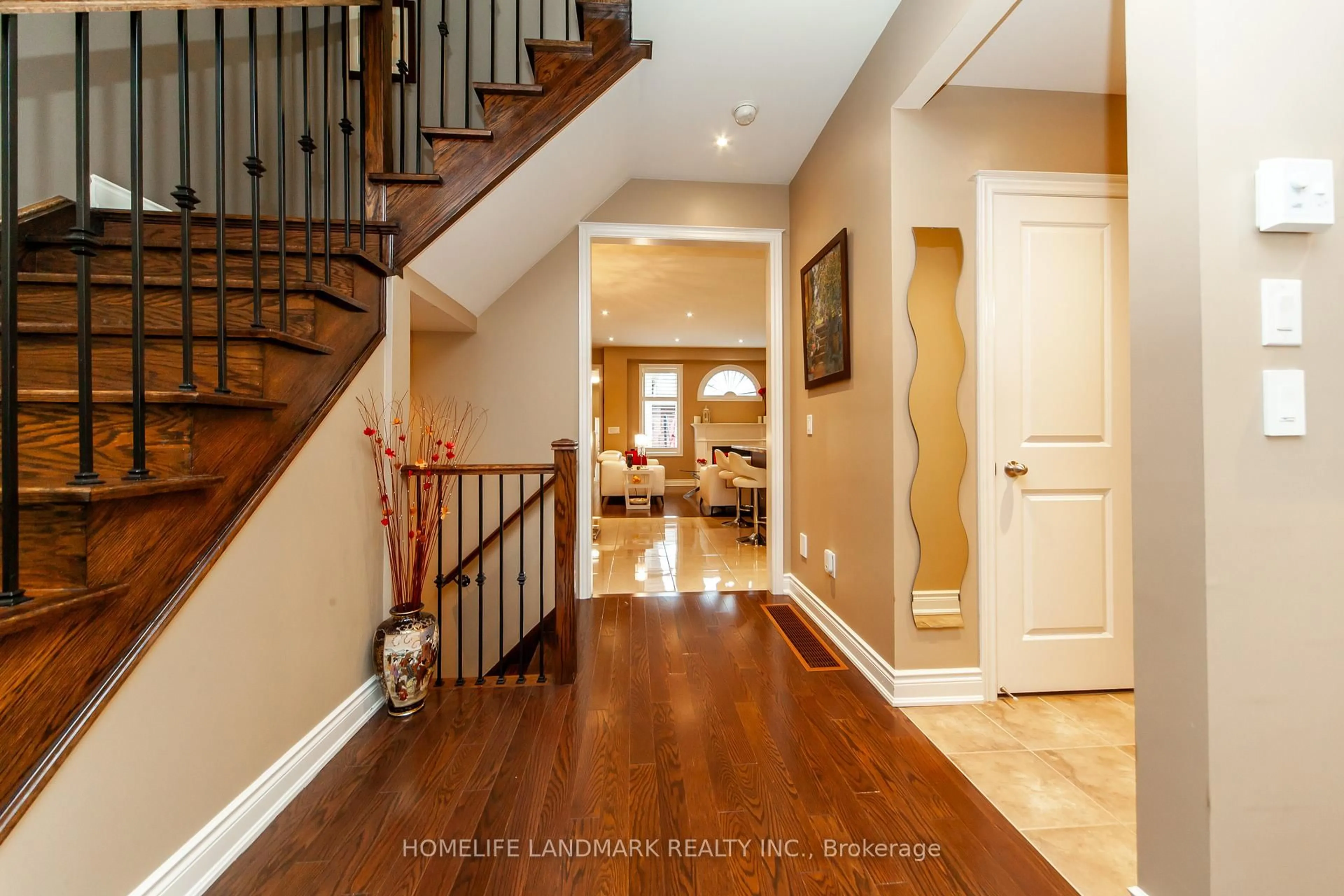 Indoor entryway for 3077 Neyagawa Blvd, Oakville Ontario L6M 4L7