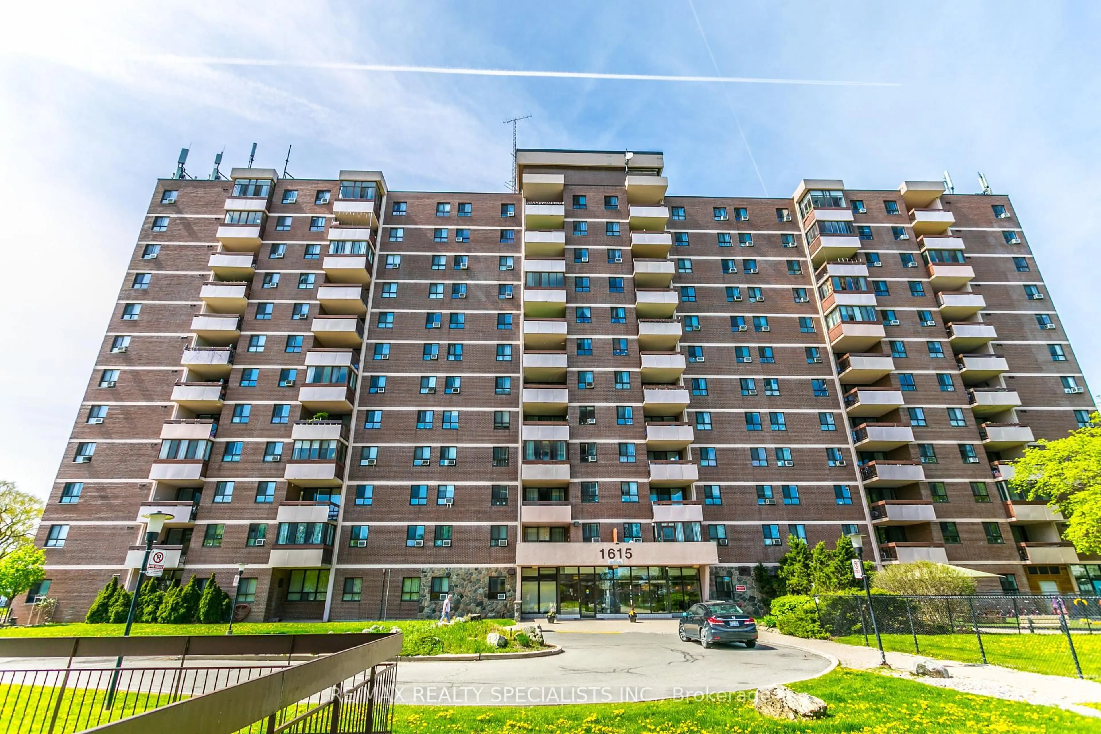 Patio, building for 1615 Bloor St #206, Mississauga Ontario L4X 1S2