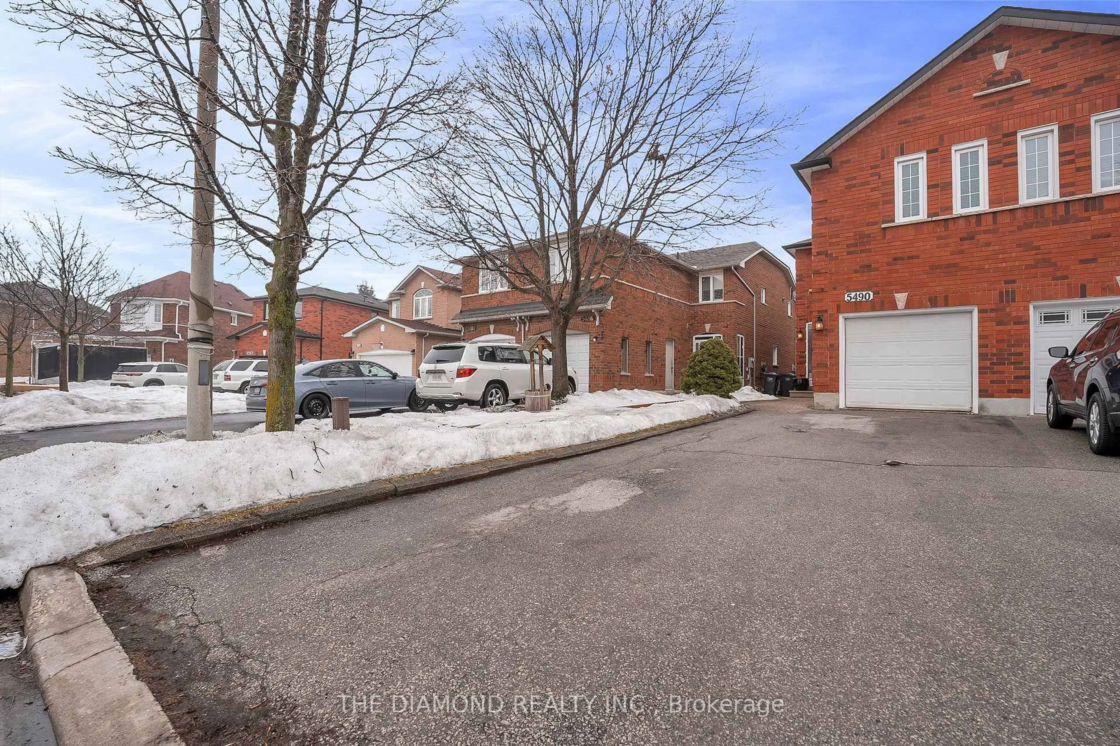 A pic from outside/outdoor area/front of a property/back of a property/a pic from drone, street for 5490 Antrex Cres, Mississauga Ontario L4Z 3T6