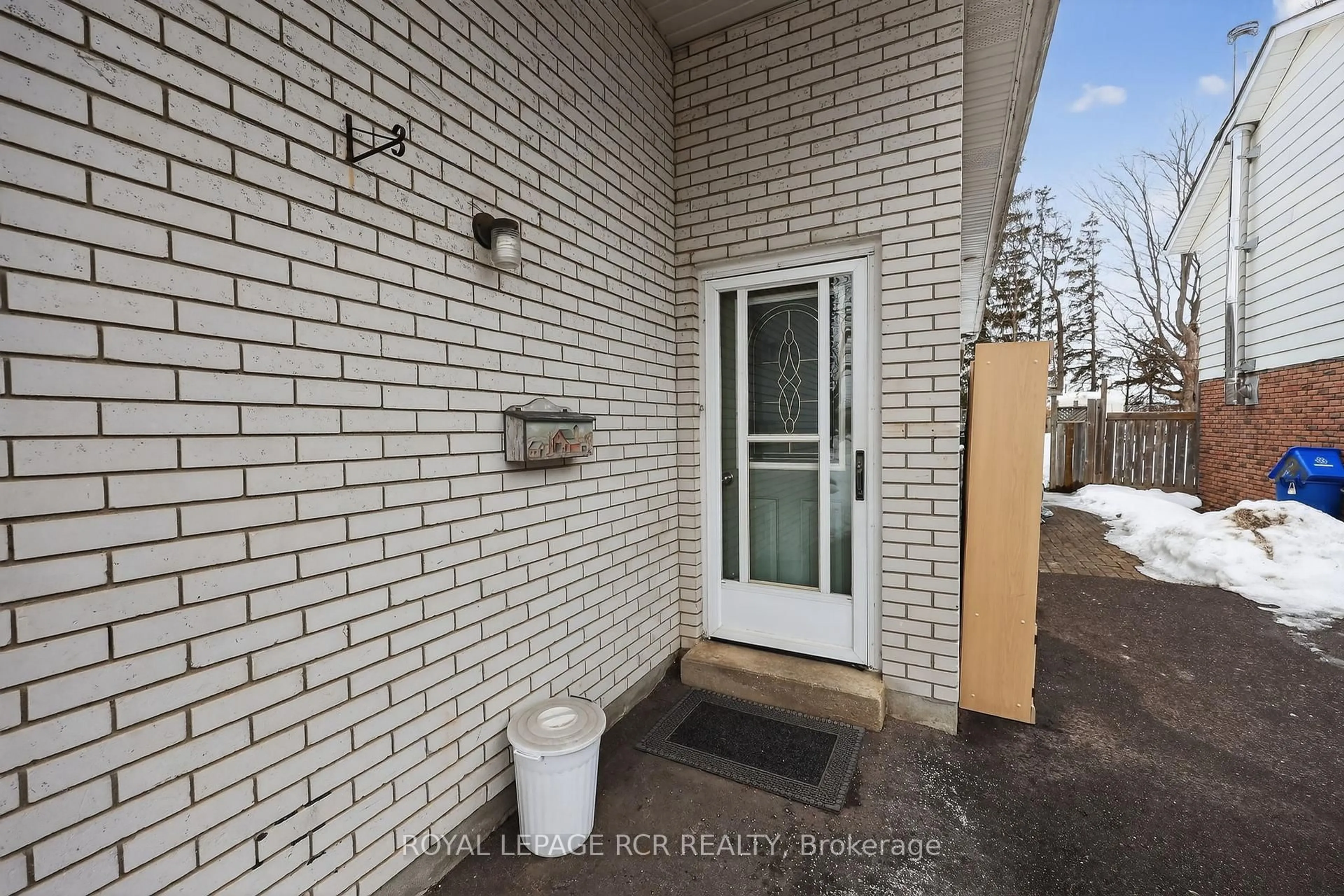 Indoor entryway for 53 Madison Ave, Orangeville Ontario L9W 1R9