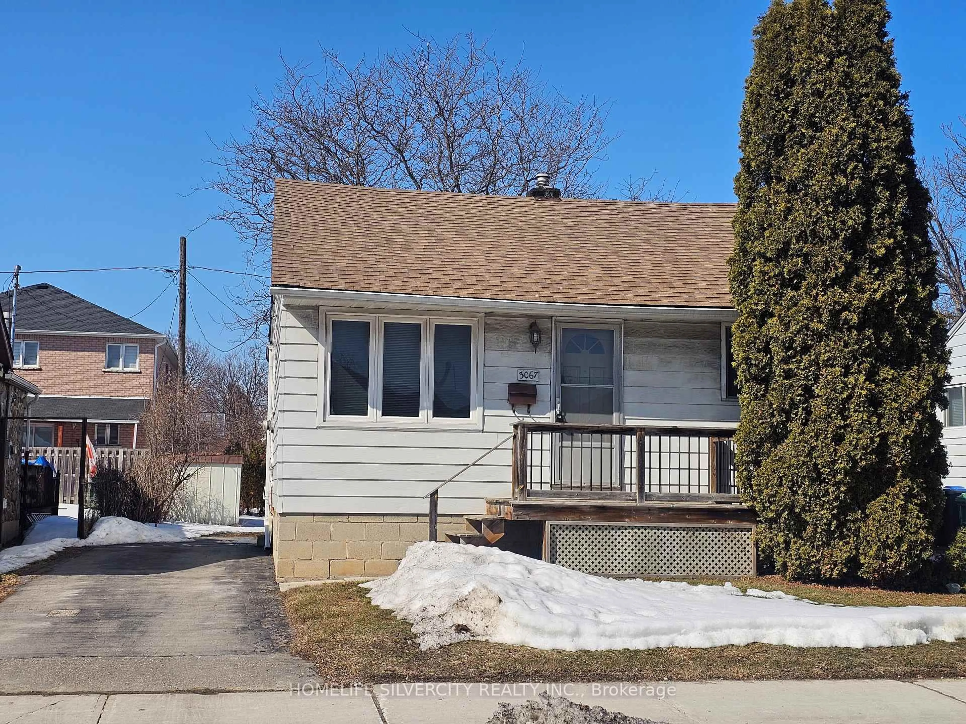 Home with vinyl exterior material, street for 3067 Churchill Ave, Mississauga Ontario L4T 1R4