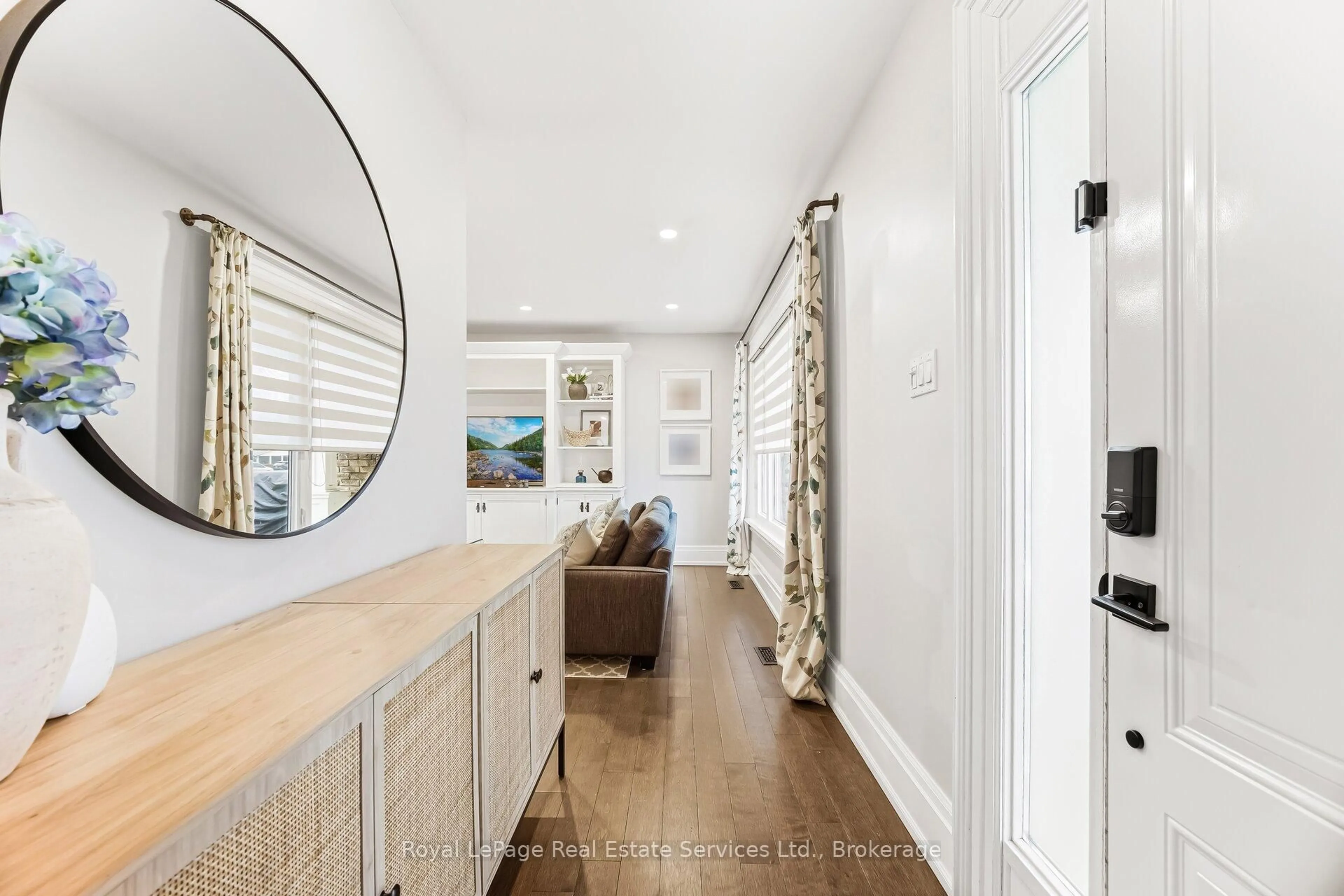 Indoor entryway for 667 Lomond Cres, Burlington Ontario L7L 2N8