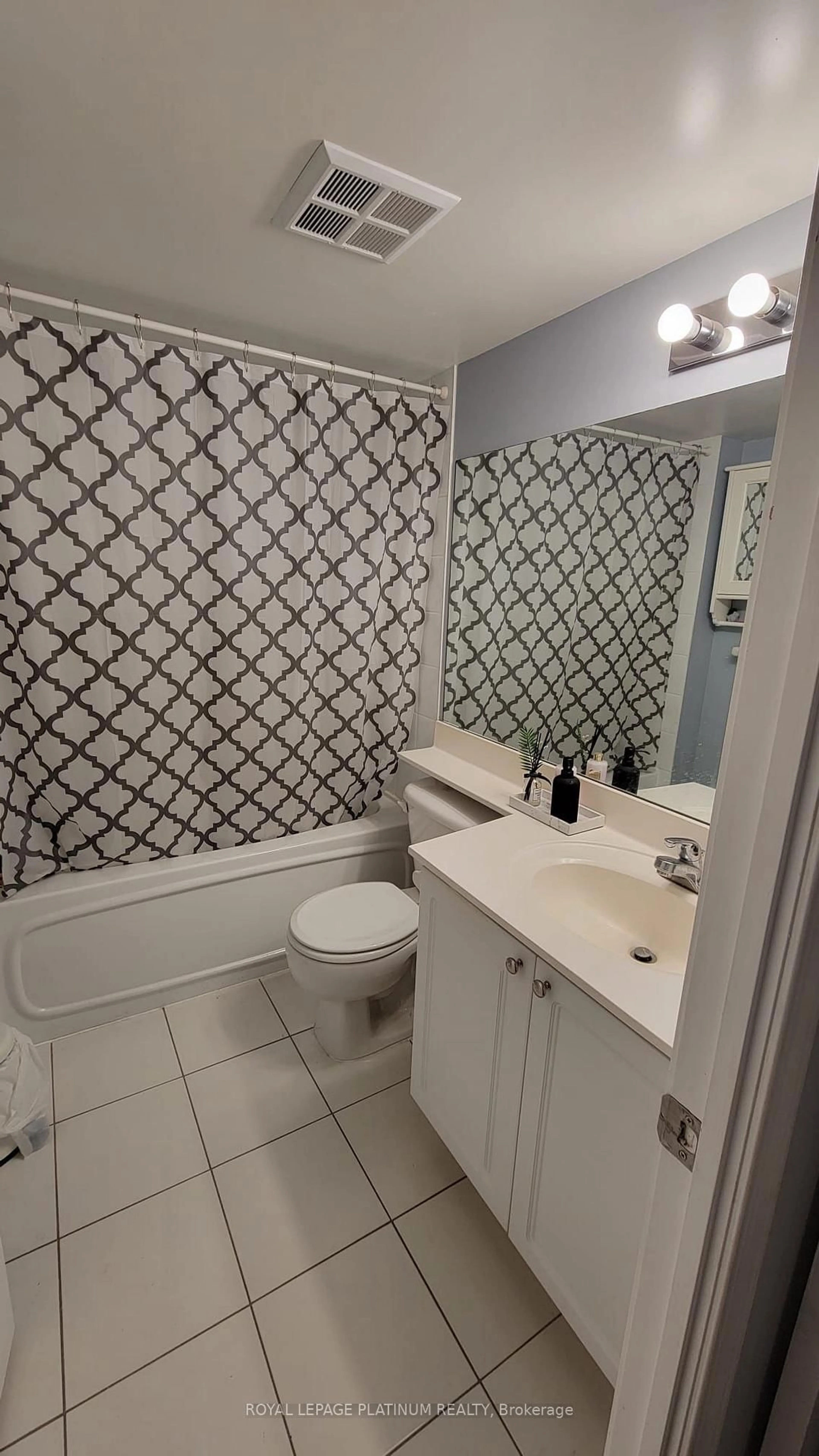 Standard bathroom, ceramic/tile floor for 33 Elm Dr #405, Mississauga Ontario L5B 4M2