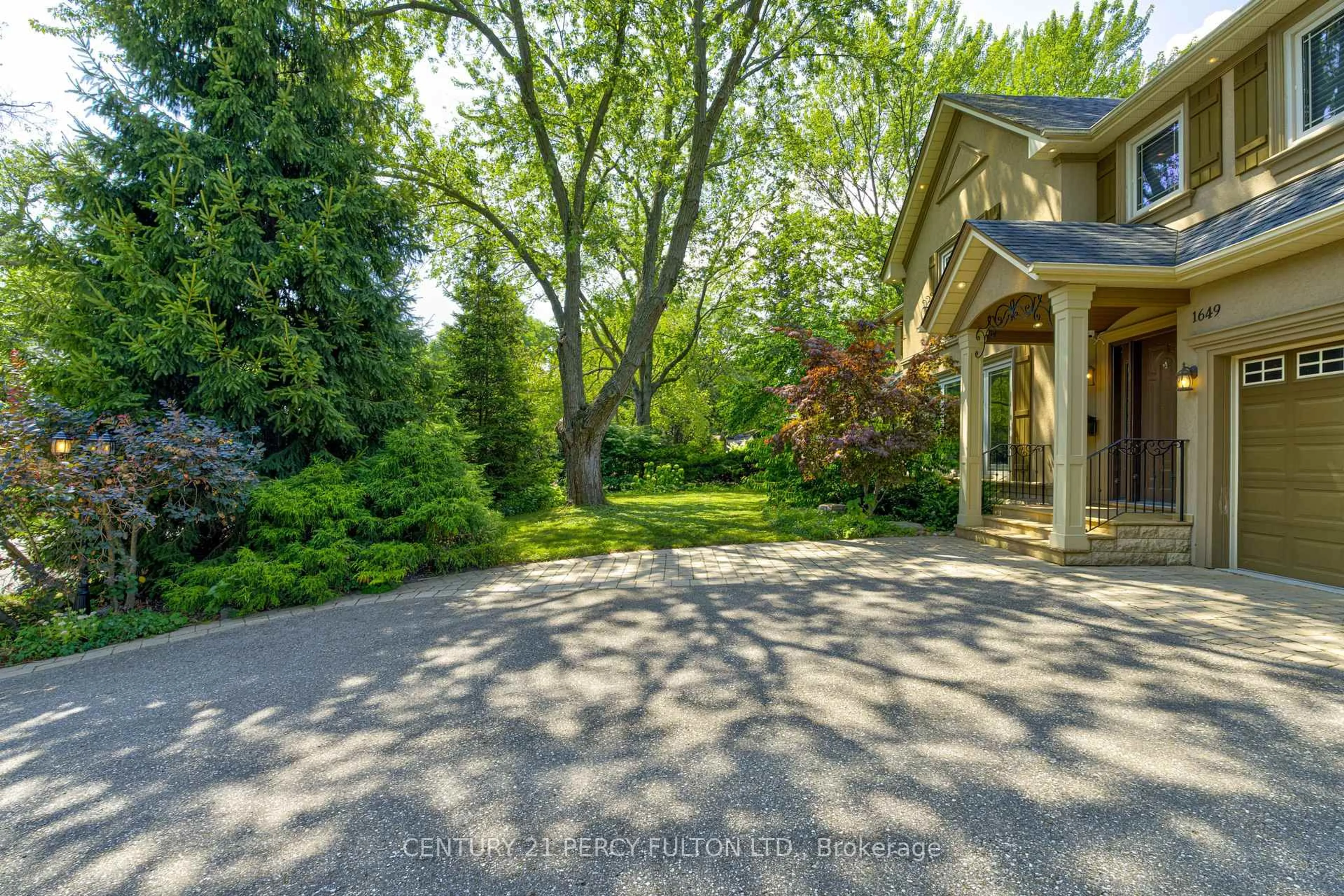 A pic from outside/outdoor area/front of a property/back of a property/a pic from drone, street for 1649 Wedmore Way, Mississauga Ontario L5J 2J7