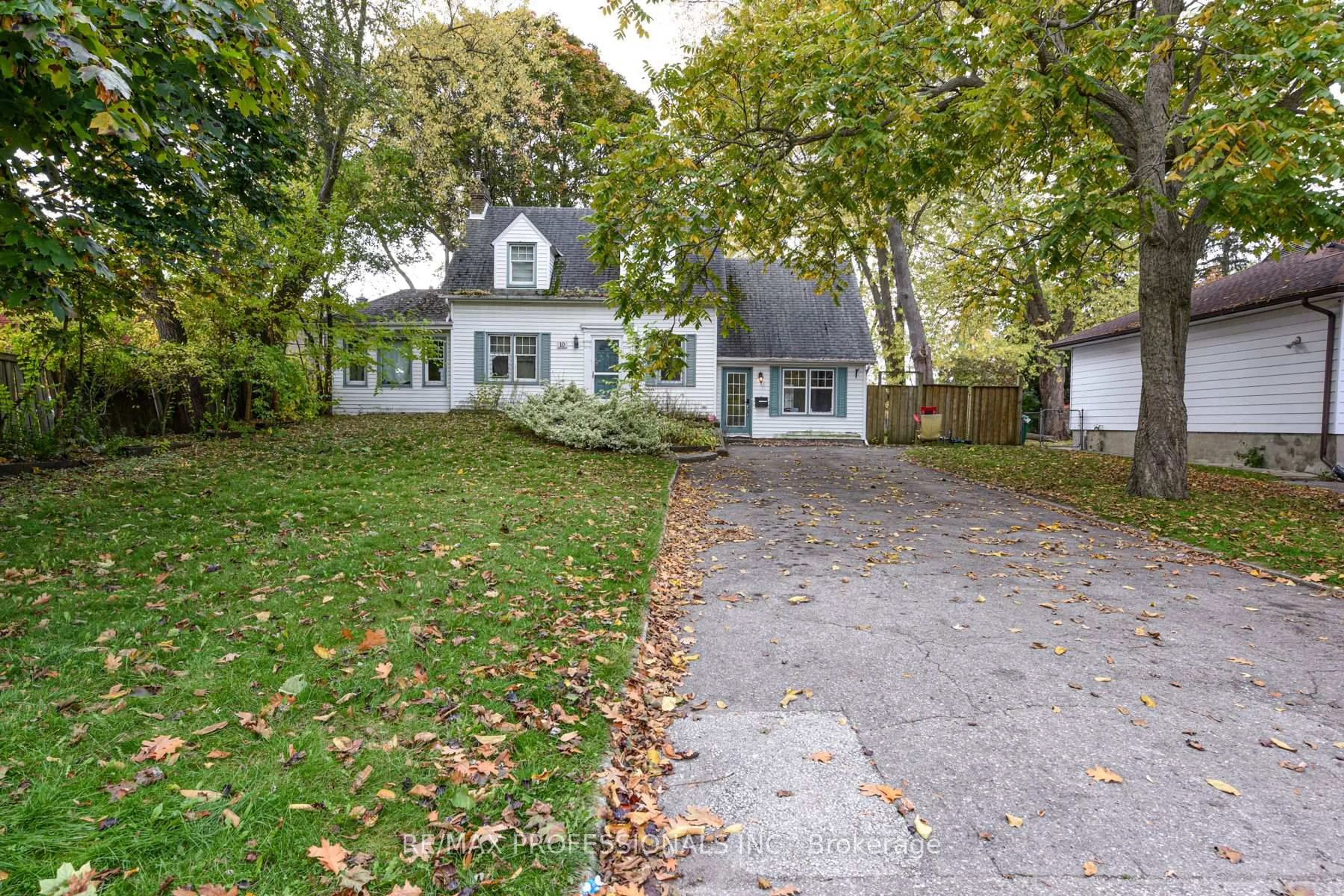 A pic from outside/outdoor area/front of a property/back of a property/a pic from drone, street for 10 Broadview Ave, Mississauga Ontario L5H 2S9